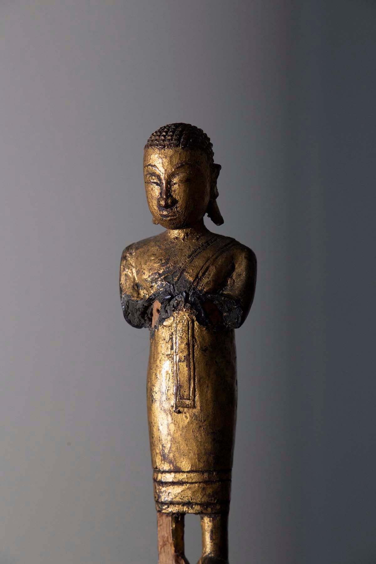 Anglo-indien Sculpture d'un moine bouddhiste en prière en bois Birmanie, XIXe siècle en vente