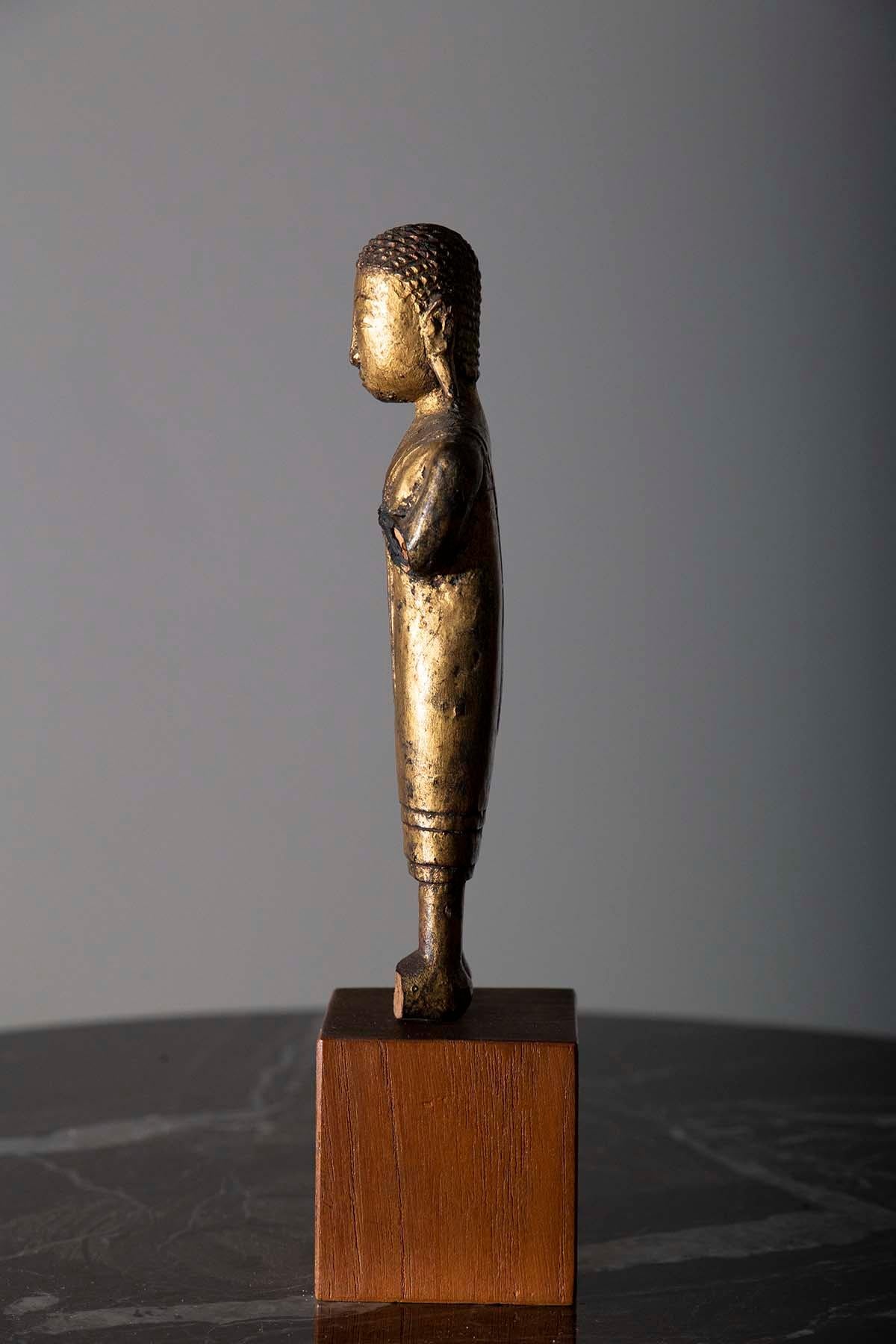 Sculpture of a Buddhist monk in praying wood Burma, 19th century In Good Condition For Sale In Milano, IT