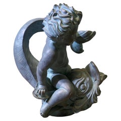 Skulptur eines Cherubs, der auf einem Fischbrunnen reitet, Wasserskulptur (2 verfügbar)