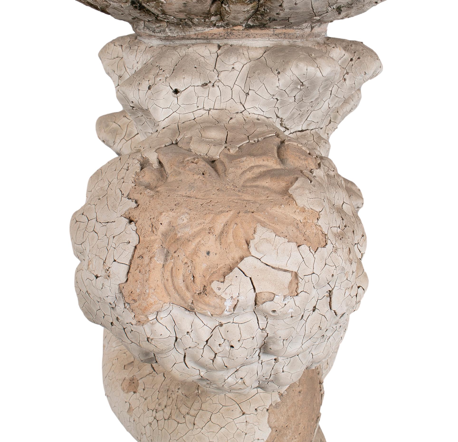 Scultura di un bambino con una conchiglia di terracotta francese in vendita 4