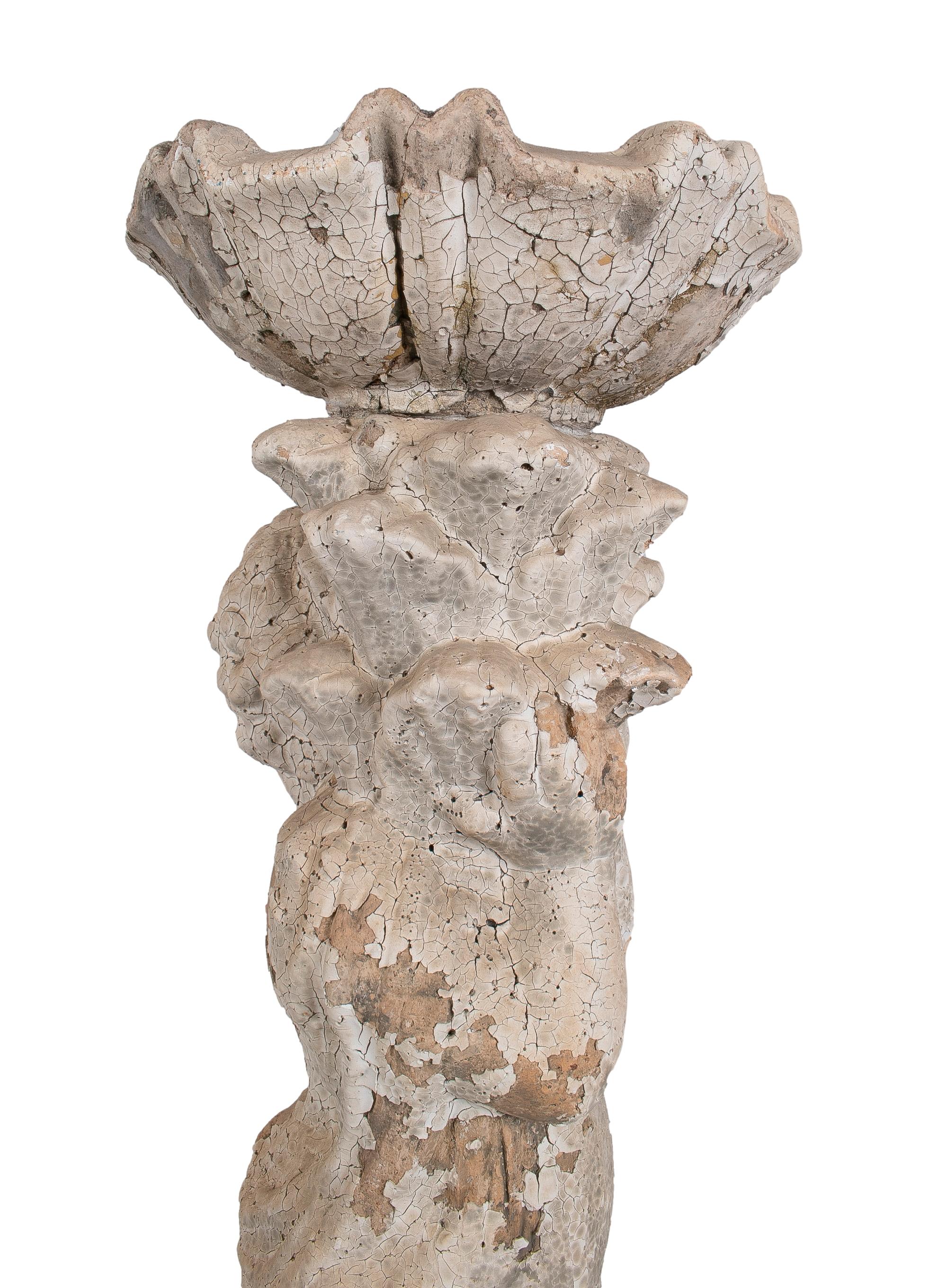 Terracotta Scultura di un bambino con una conchiglia di terracotta francese in vendita
