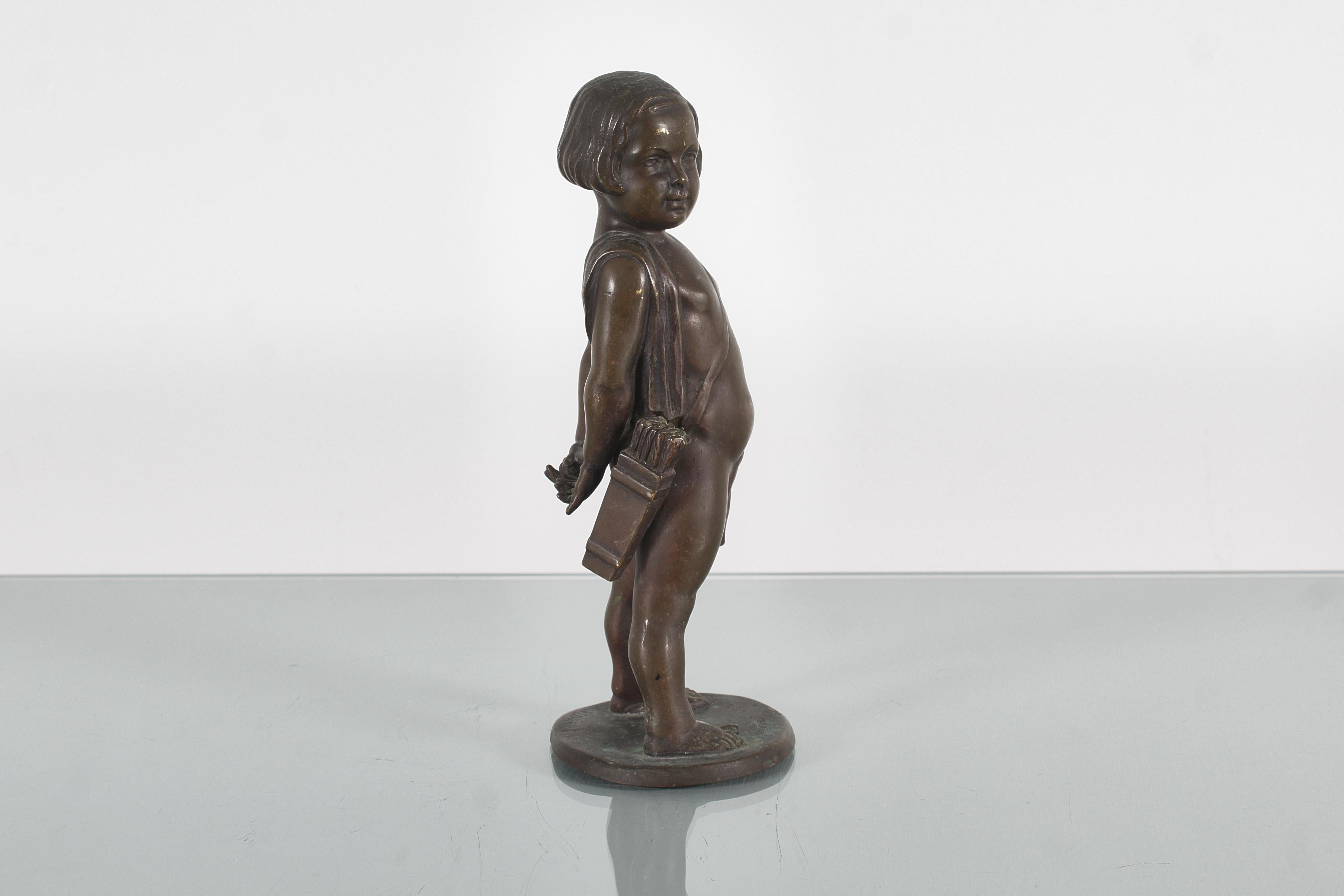 Sculpture of a child with arrows in solid bronze signed. 1920s In Good Condition For Sale In Palermo, IT