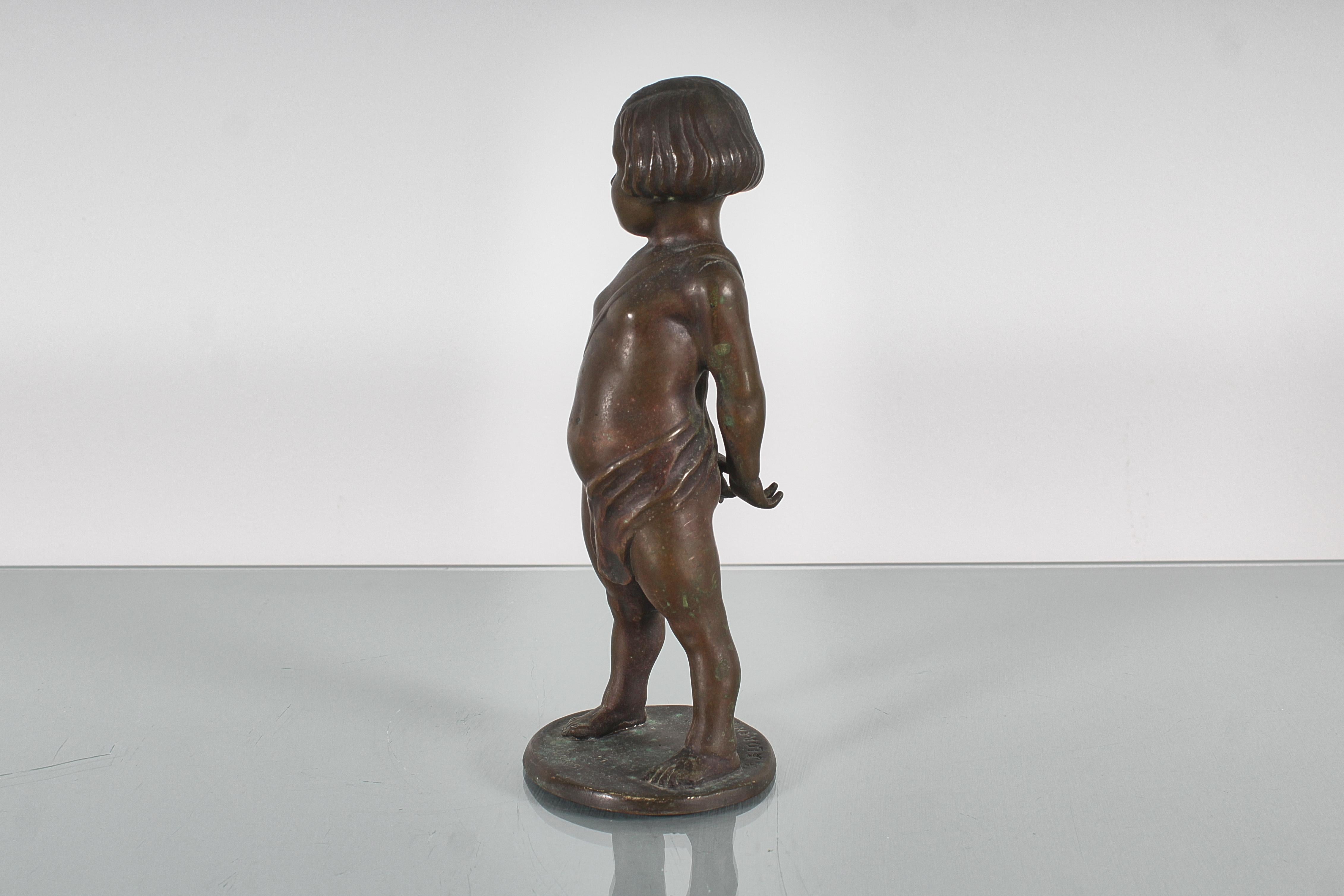 Sculpture of a child with arrows in solid bronze signed. 1920s For Sale 1