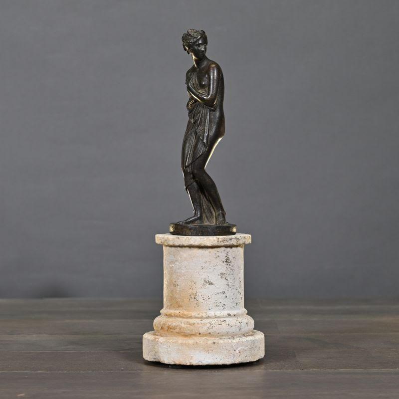Scultura di una Venere panneggiata, 21° secolo.

Scultura di Venere drappeggiata in resina patinata, base in pietra, 21° secolo.
H: 32cm, L: 10.5cm, P: 10.5cm