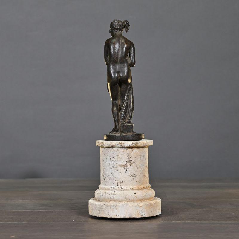 Moderno Scultura di una Venere panneggiata, 21° secolo. in vendita