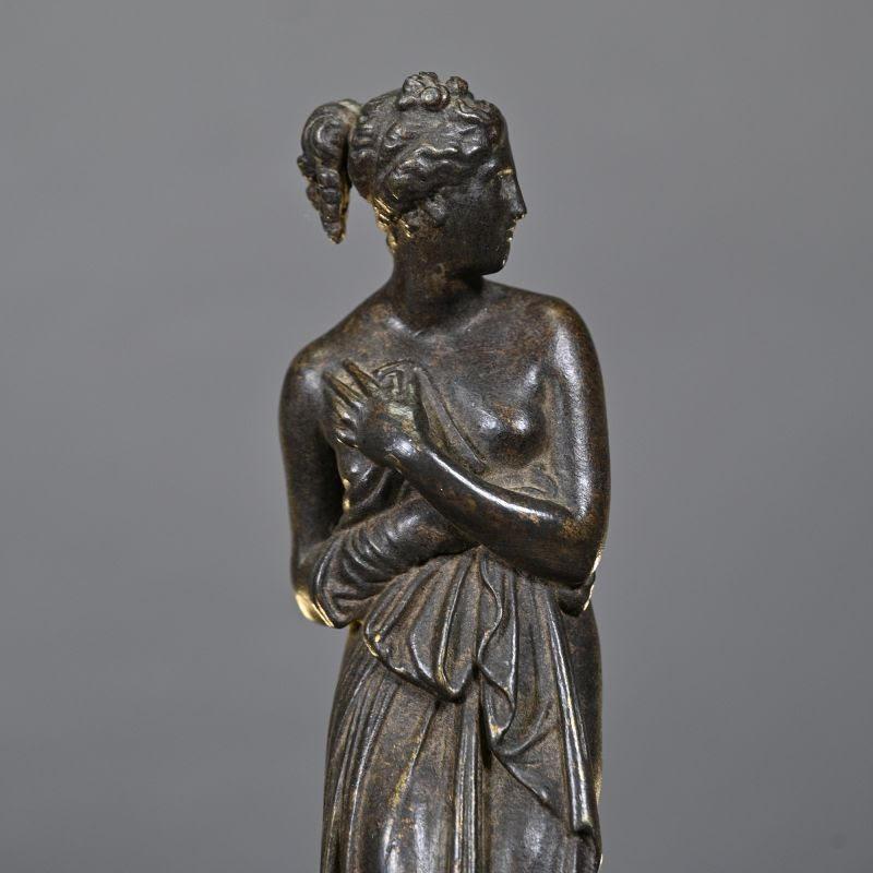 Francese Scultura di una Venere panneggiata, 21° secolo. in vendita