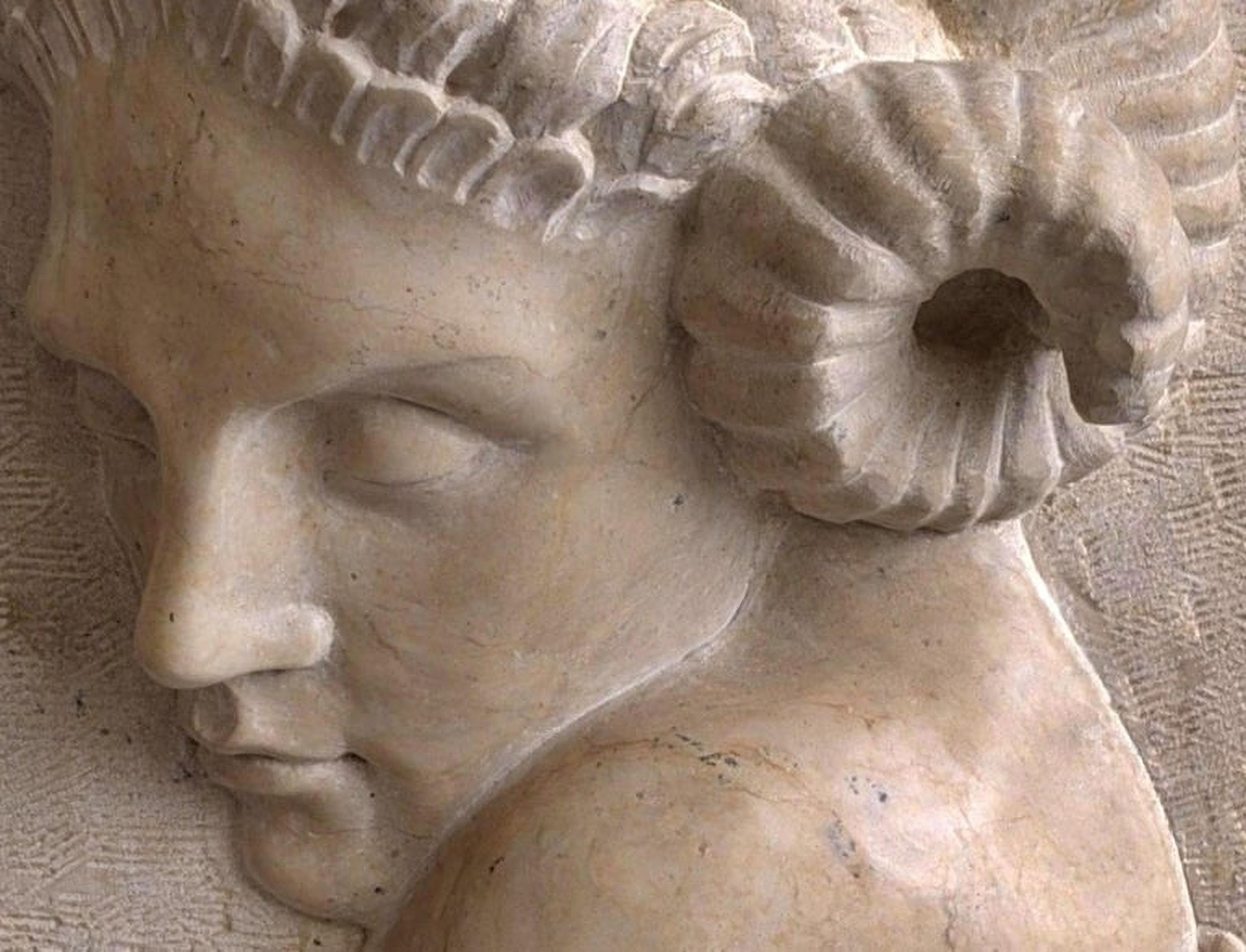italien Sculpture de tête de faune en marbre jaune de Cléopâtre, début du 20e siècle en vente
