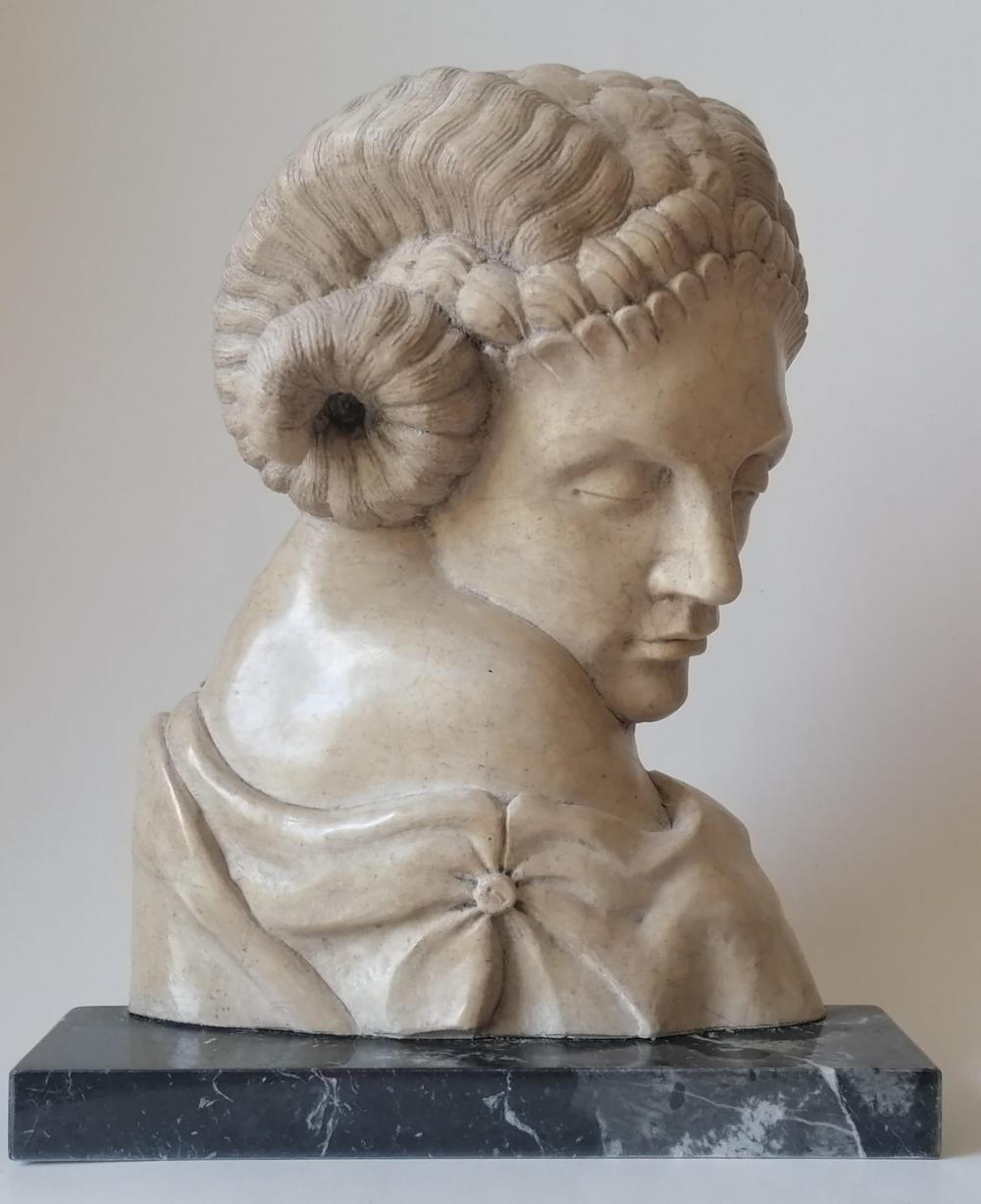 Fait main Sculpture de tête de faune en marbre jaune de Cléopâtre, début du 20e siècle en vente
