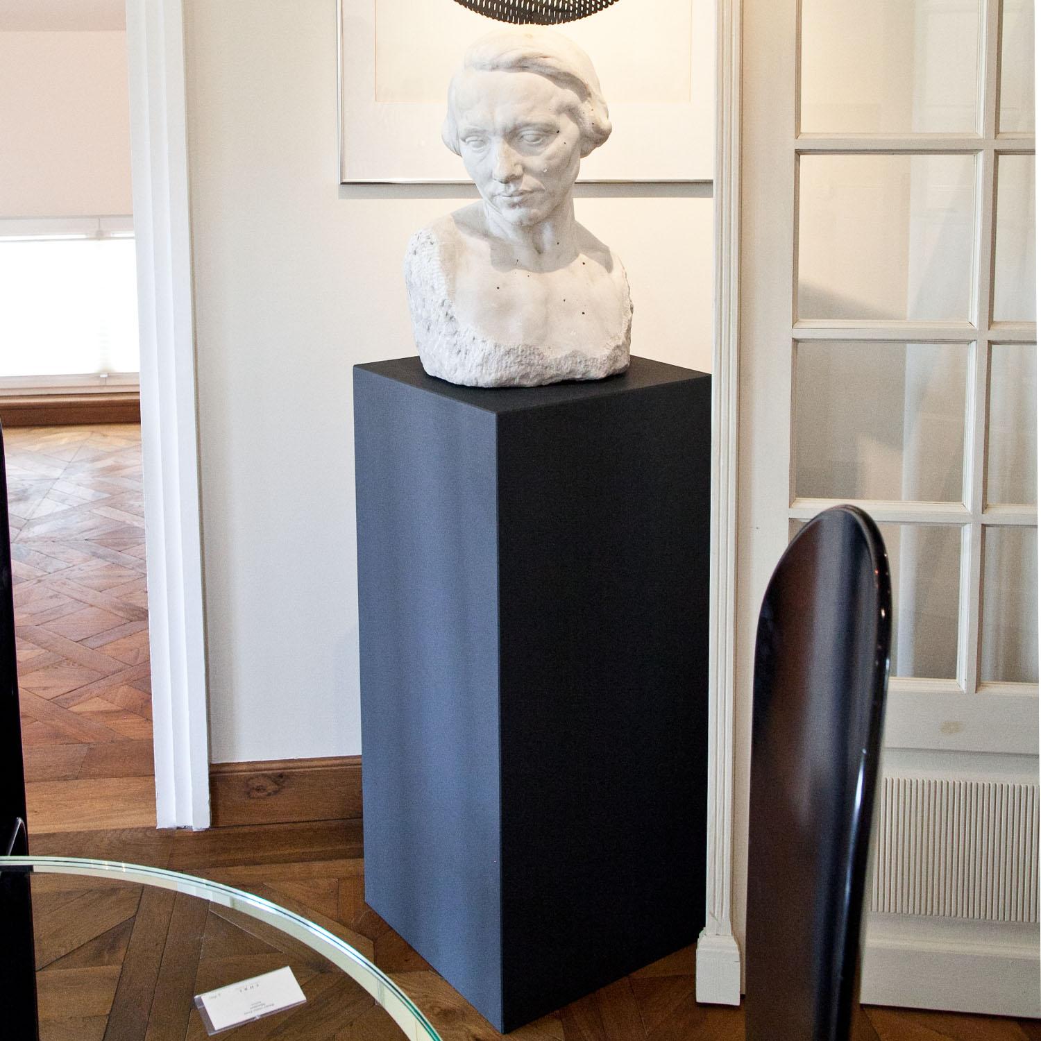Escultura de una cabeza femenina, hacia 1900 Tallado a mano en venta