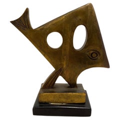 escultura de un pez, firmada