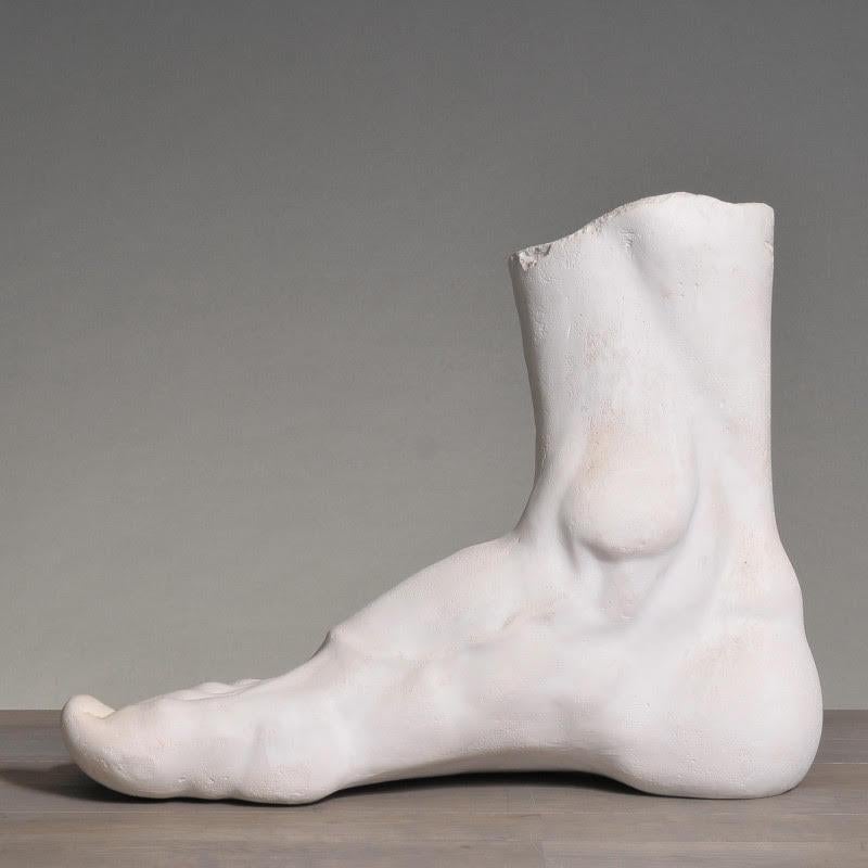 Skulptur eines riesigen Fußes aus feinem Gips, XXI. Jahrhundert.

Skulptur eines großen Fußes aus feinem Gips, 21. Jahrhundert.

H: 42cm, B: 51cm, T: 22cm