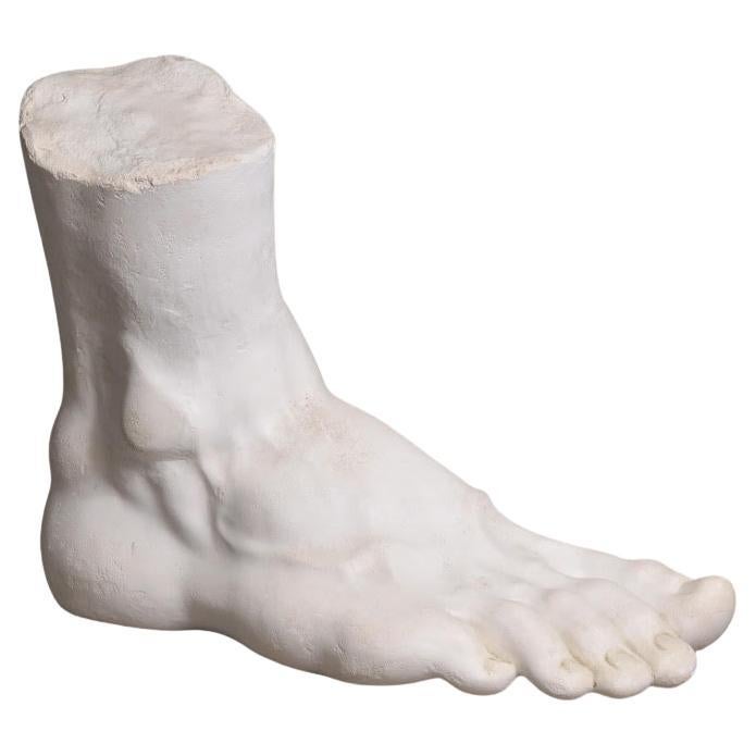 Skulptur eines riesigen Fußes aus feinem Gips, XXI. Jahrhundert.
