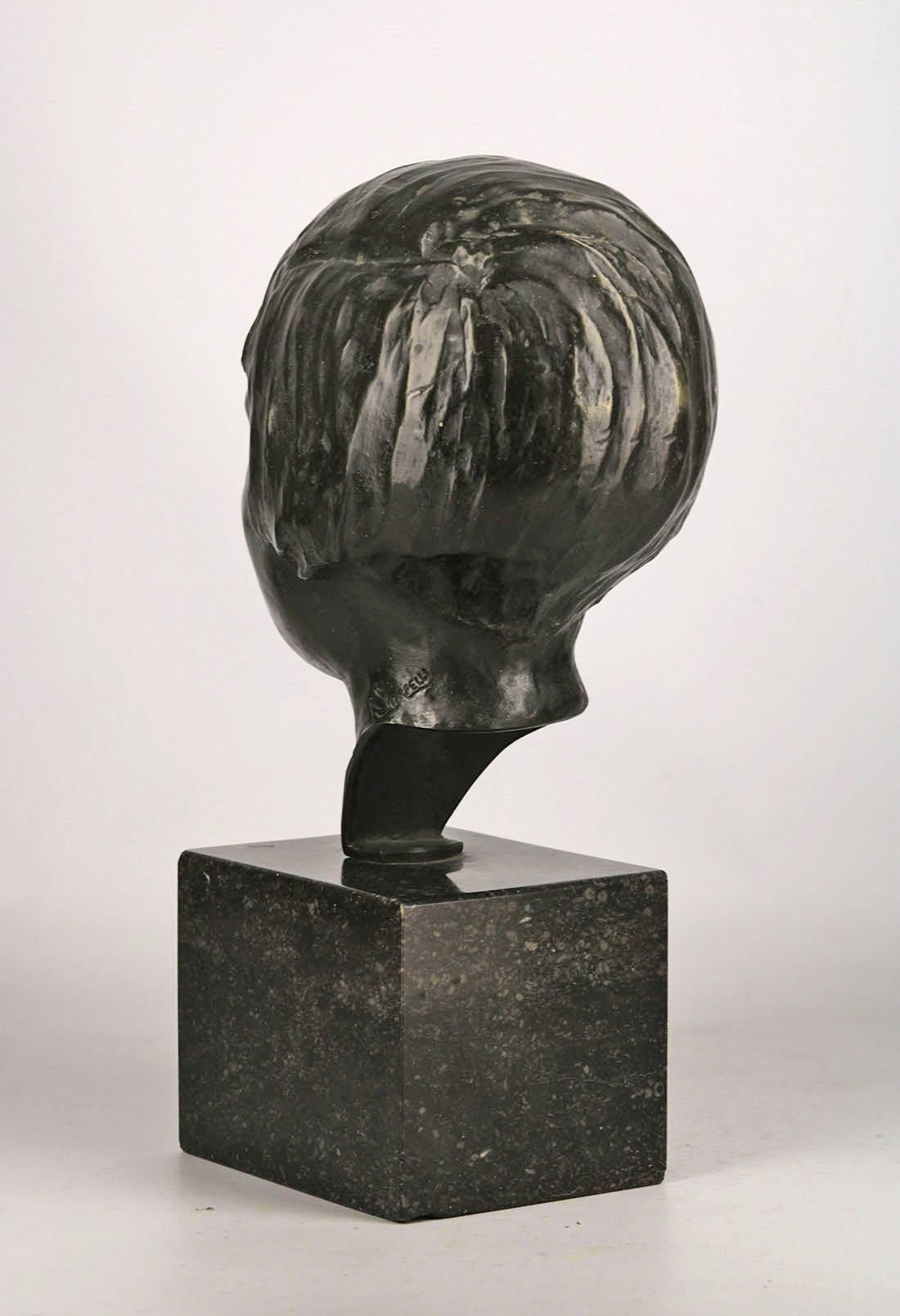 Art déco Sculpture d'une fille en bronze R. Scarpelli en vente