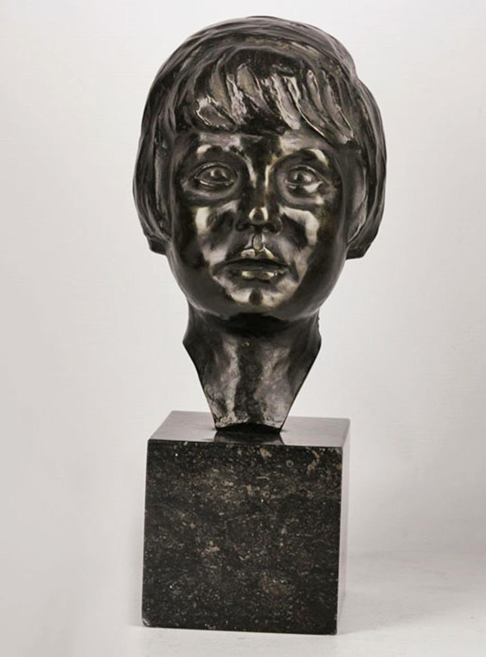 italien Sculpture d'une fille en bronze R. Scarpelli en vente