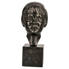 Sculpture d'une fille en bronze R. Scarpelli