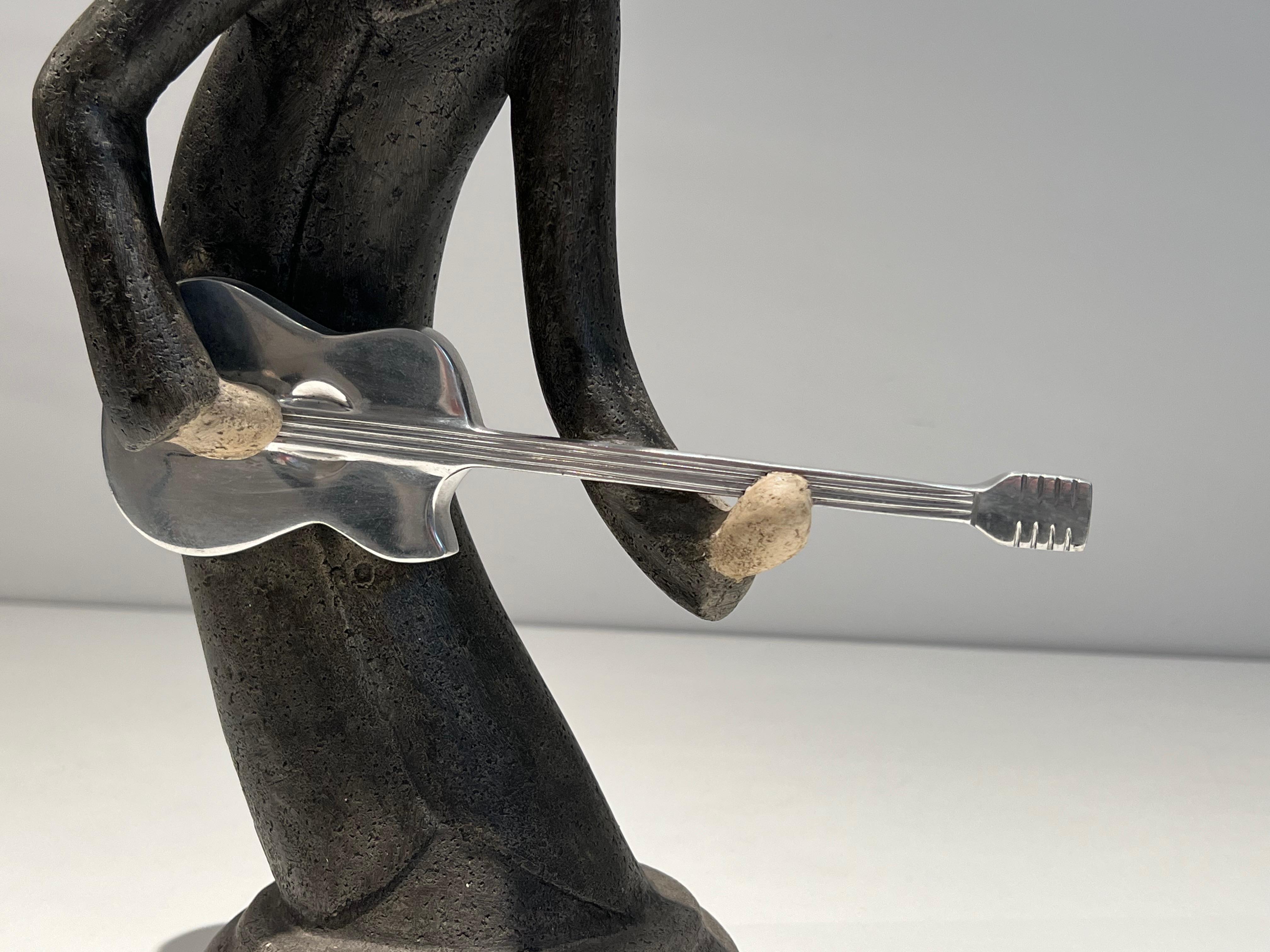 Escultura de un guitarrista en venta 9