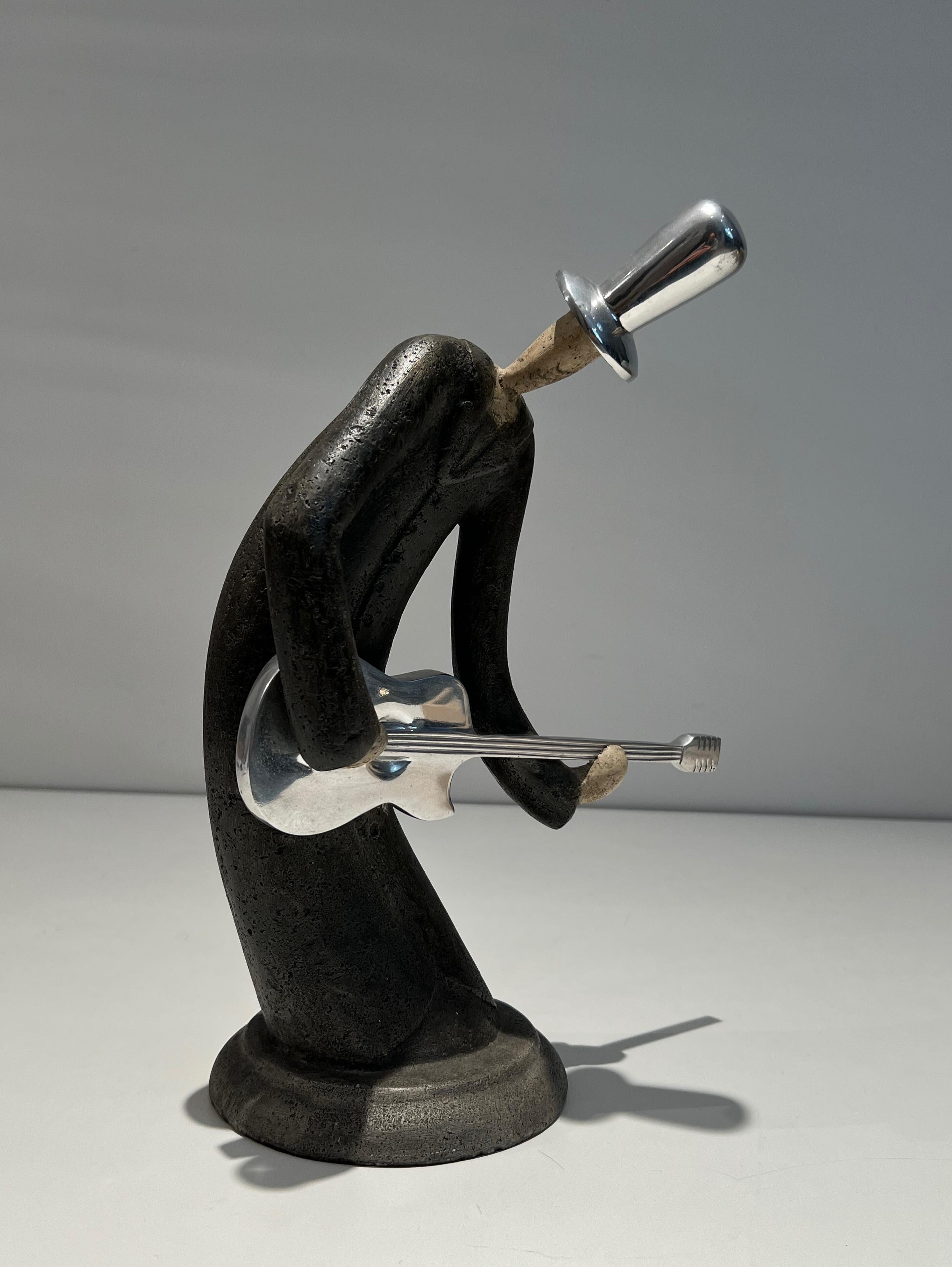 Escultura de un guitarrista Moderno de mediados de siglo en venta