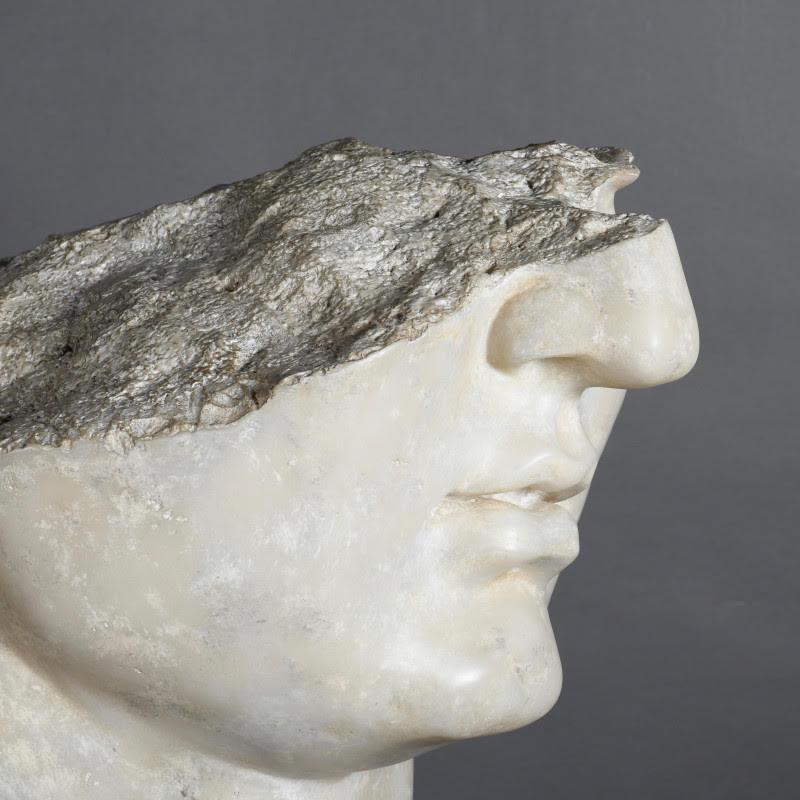 Patinato Scultura di una testa di Apollo in stile ellenistico, XXI secolo. in vendita