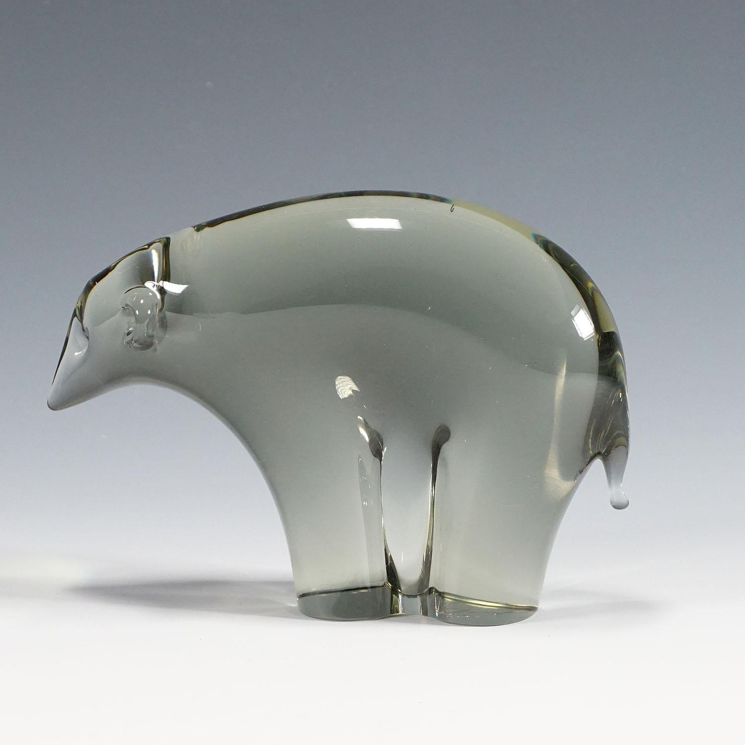 Sculpture d'un ours de glace stylisé en verre gris fumée. Fabriqué à la main dans la manufacture de verre Gral, en Allemagne. Conçu par Livio Seguso vers 1970. Base avec signature incisée de l'artiste (LS).

Littré : gralglas informationen 8, livret