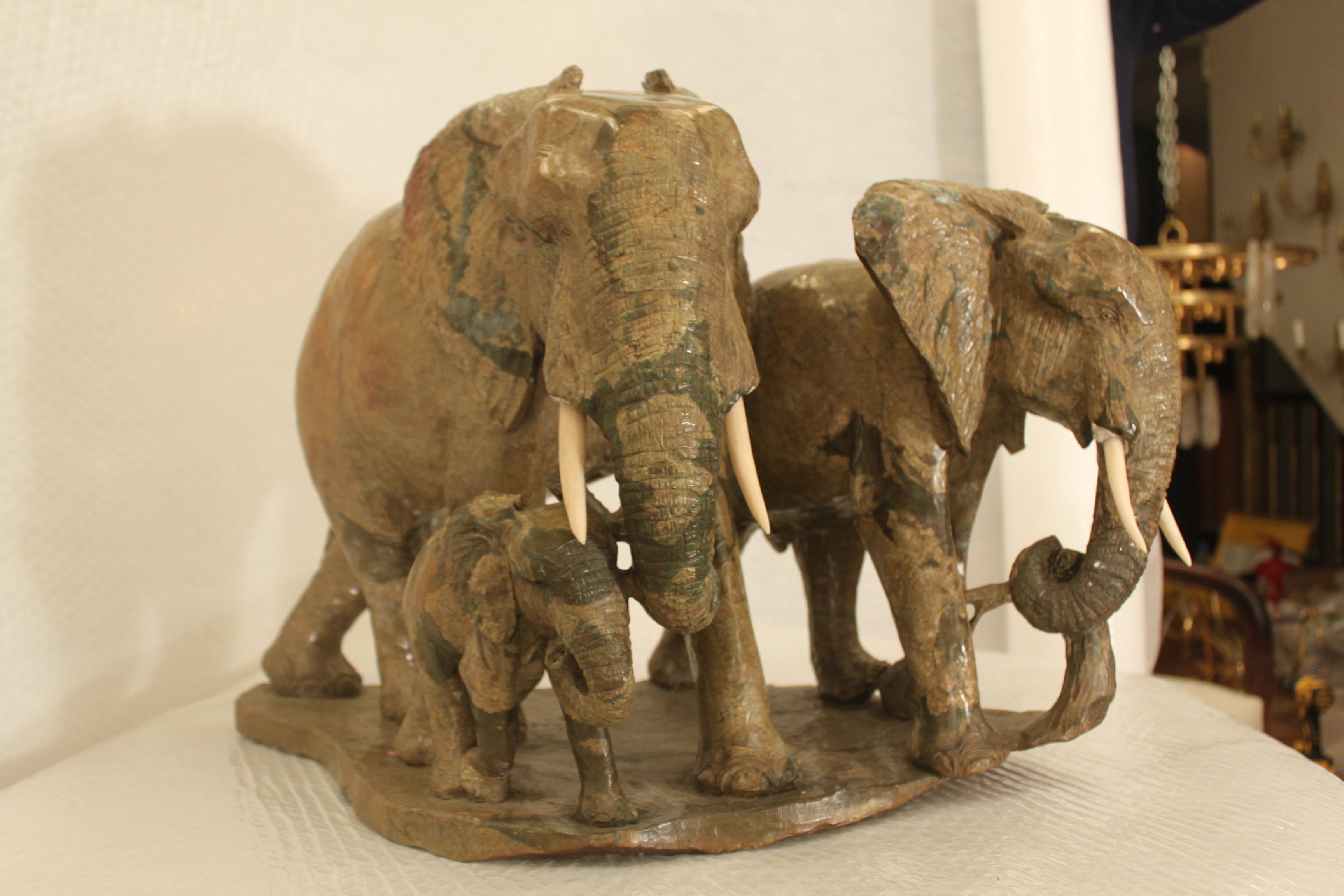 Sculpture d'une jolie famille d'éléphants en vert-de-gris 
