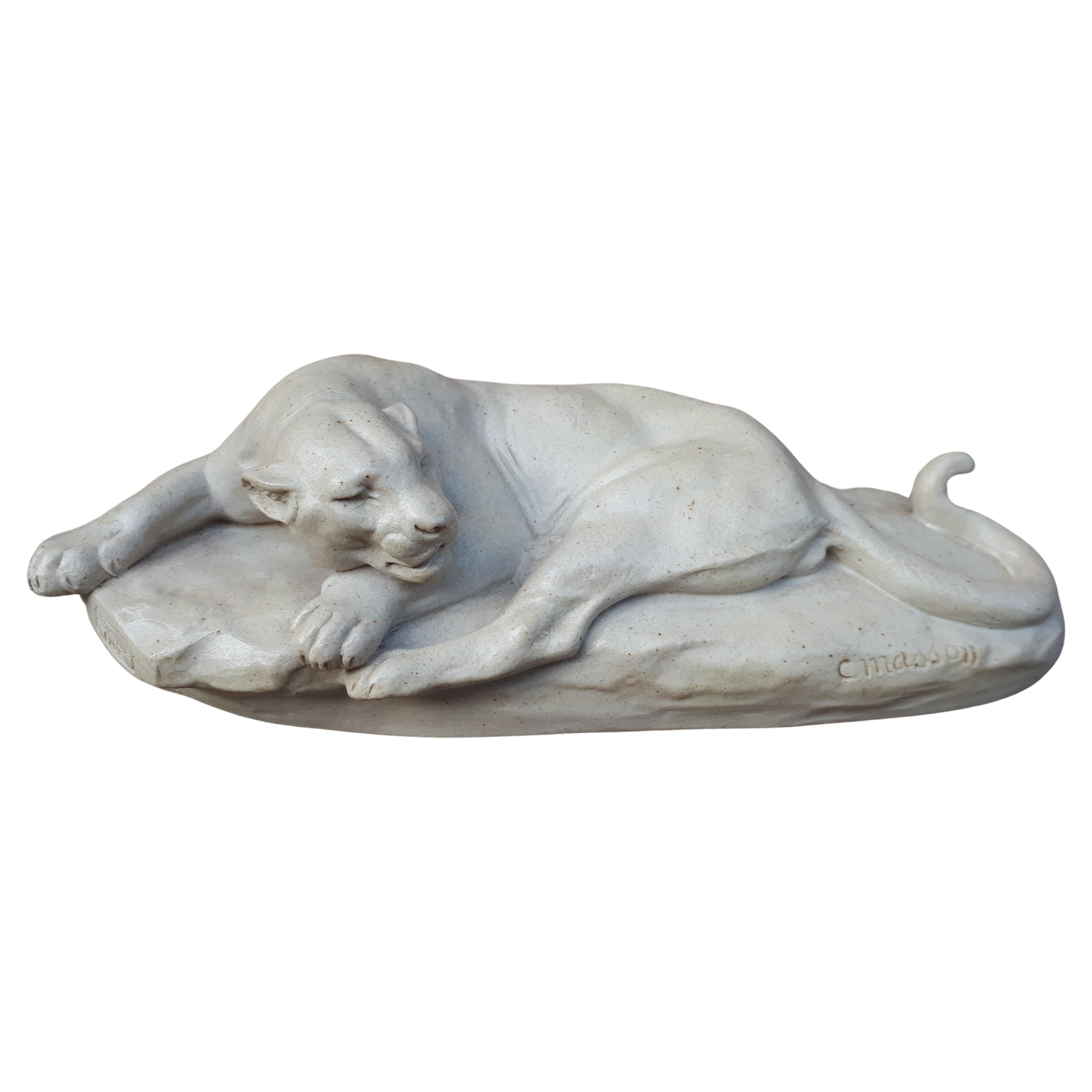 Sculpture d'une lionne couchée, par Clovis Edmond Masson (éditeurs Susse Frères)