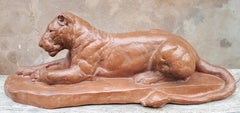 Sculpture d'une lionne couchée, par Cocry (édition Martel)