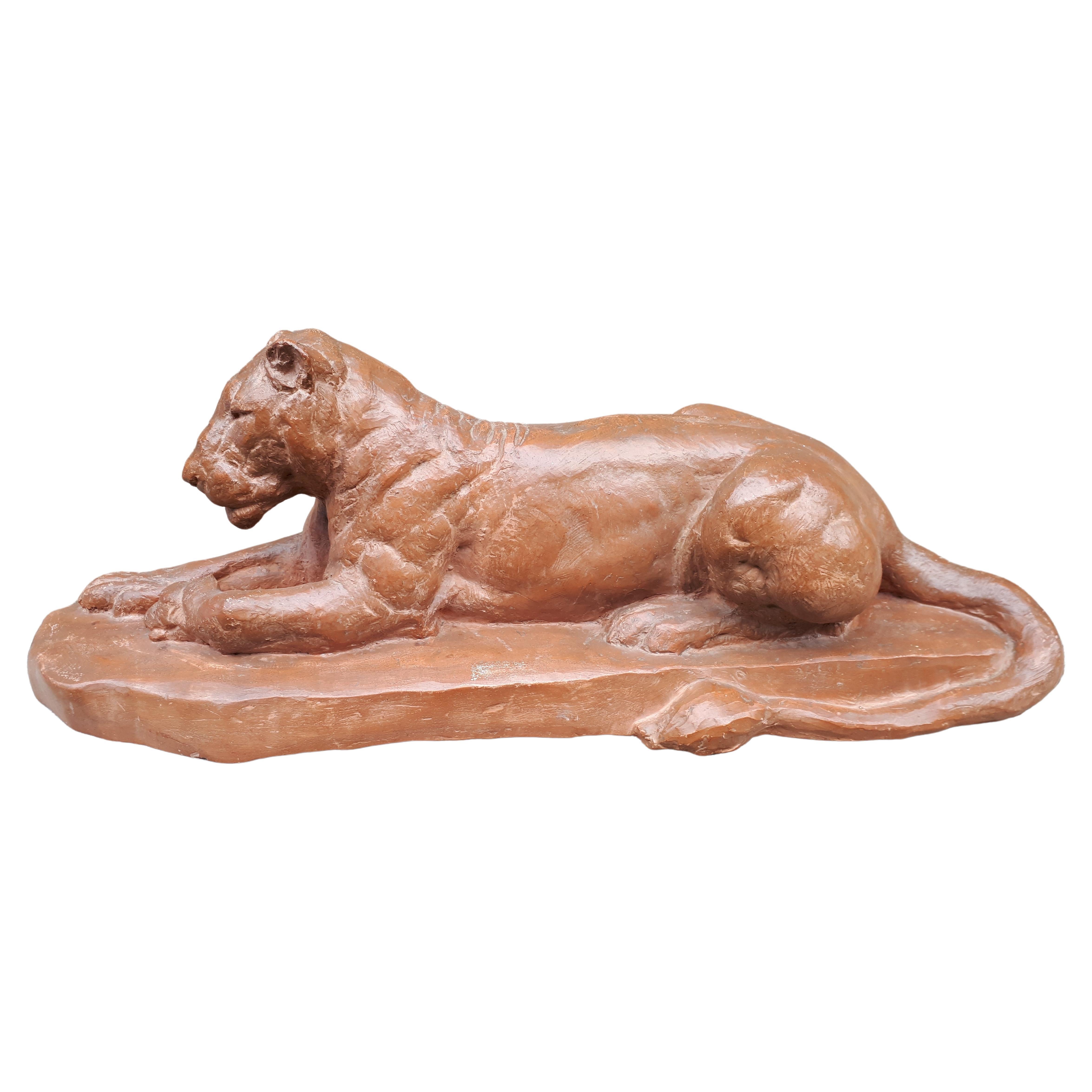Skulptur einer liegenden Löwin, von Cocry (édition Martel)