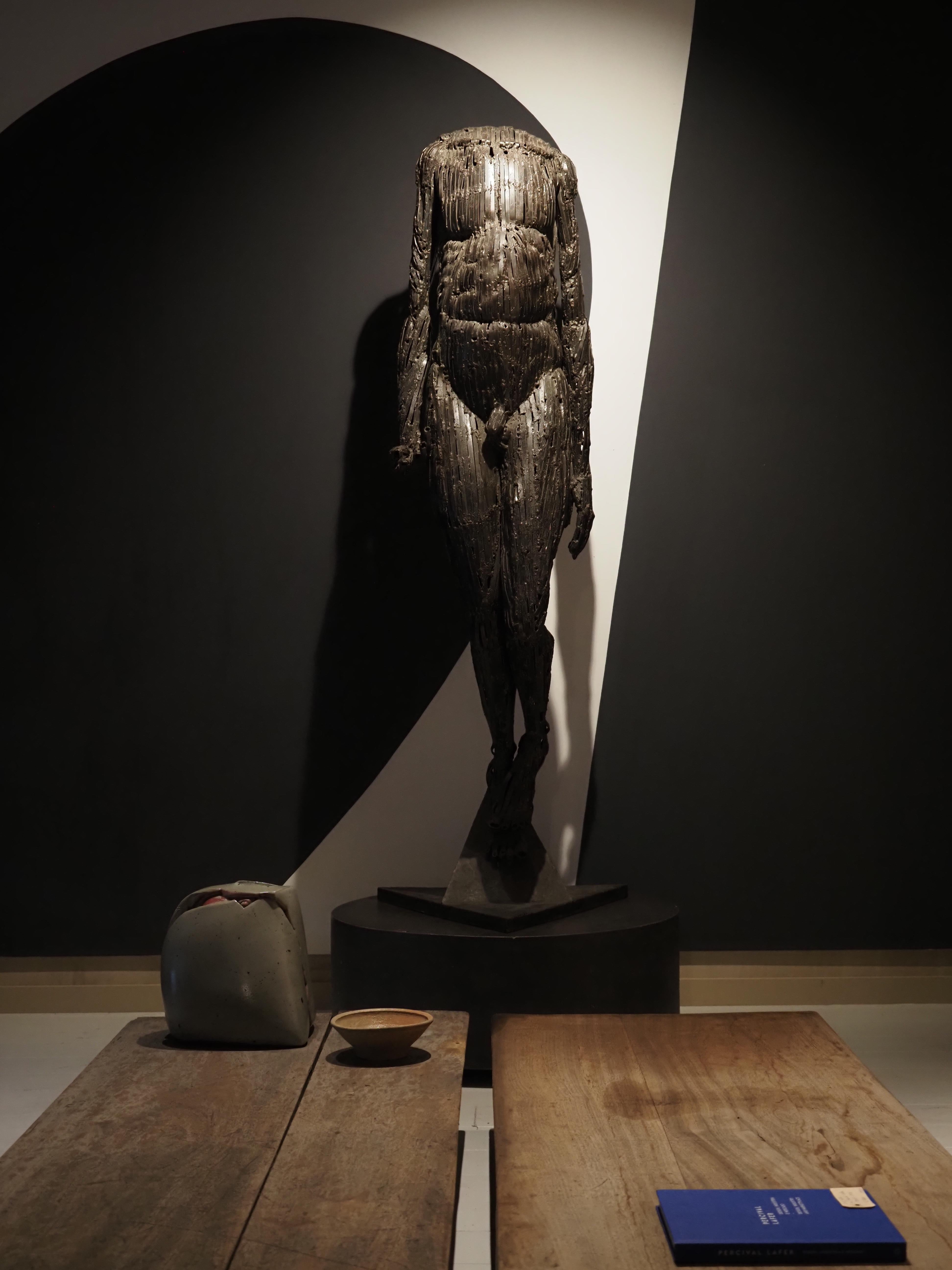 Moderno Scultura di un nudo maschile in vendita