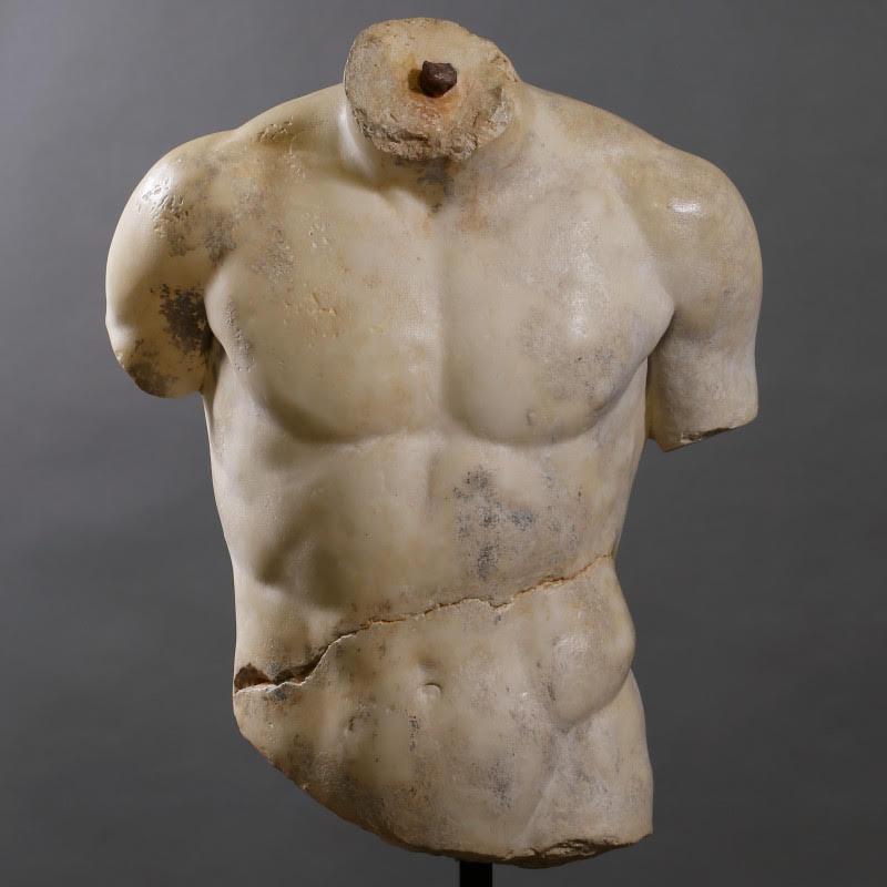 Scultura di un torso maschile in stile ellenistico, XXI secolo.

Scultura su base di un torso maschile in stile ellenistico, gesso e resina patinata, XXI secolo.

H. H. 74 cm, L. 53 cm, P. 27 cm.