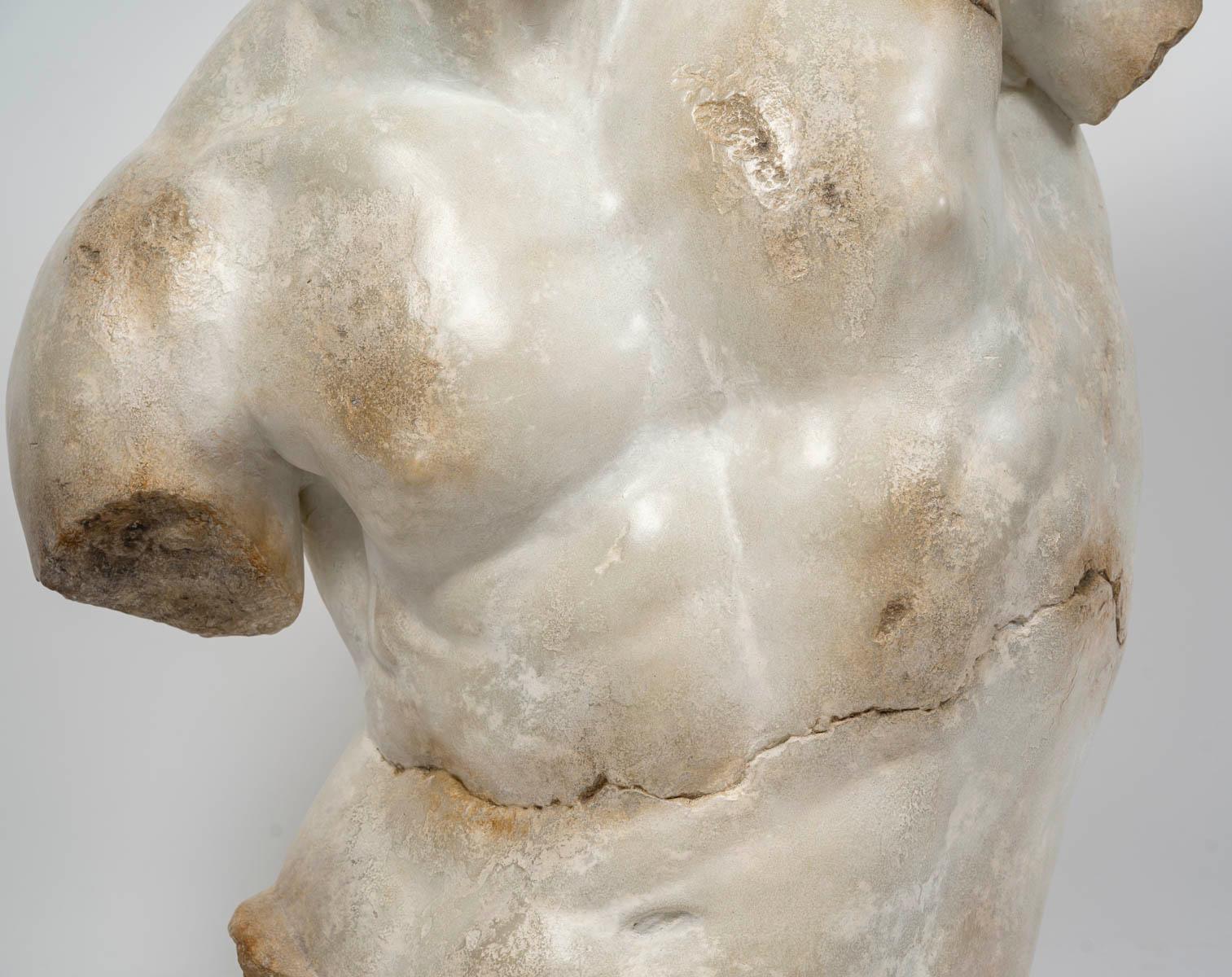 Skulptur eines männlichen Torsos im hellenistischen Stil, 21. Jahrhundert.

Skulptur eines männlichen Torsos im hellenistischen Stil, 3. Jahrhundert v. Chr., zeitgenössisches Werk, 21.

H: 92cm, B: 80cm, T: 45cm