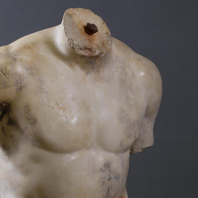 Francese Scultura di un torso maschile in stile ellenistico, XXI secolo. in vendita