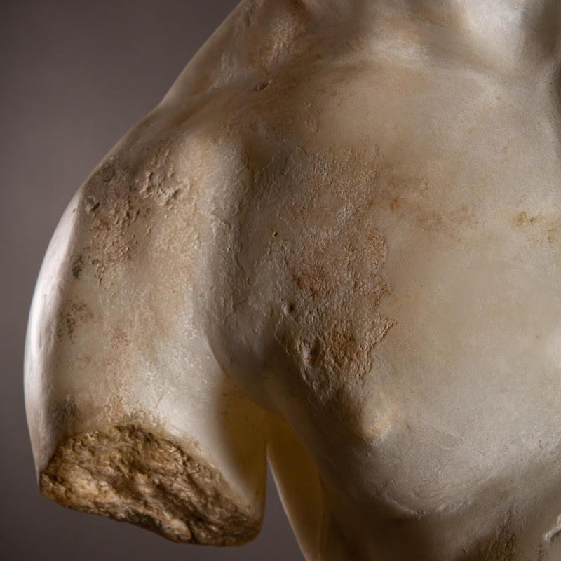 Sculpture of a Male Torso in the Hellenistic Style, 21st Century. In Good Condition For Sale In Saint-Ouen, FR