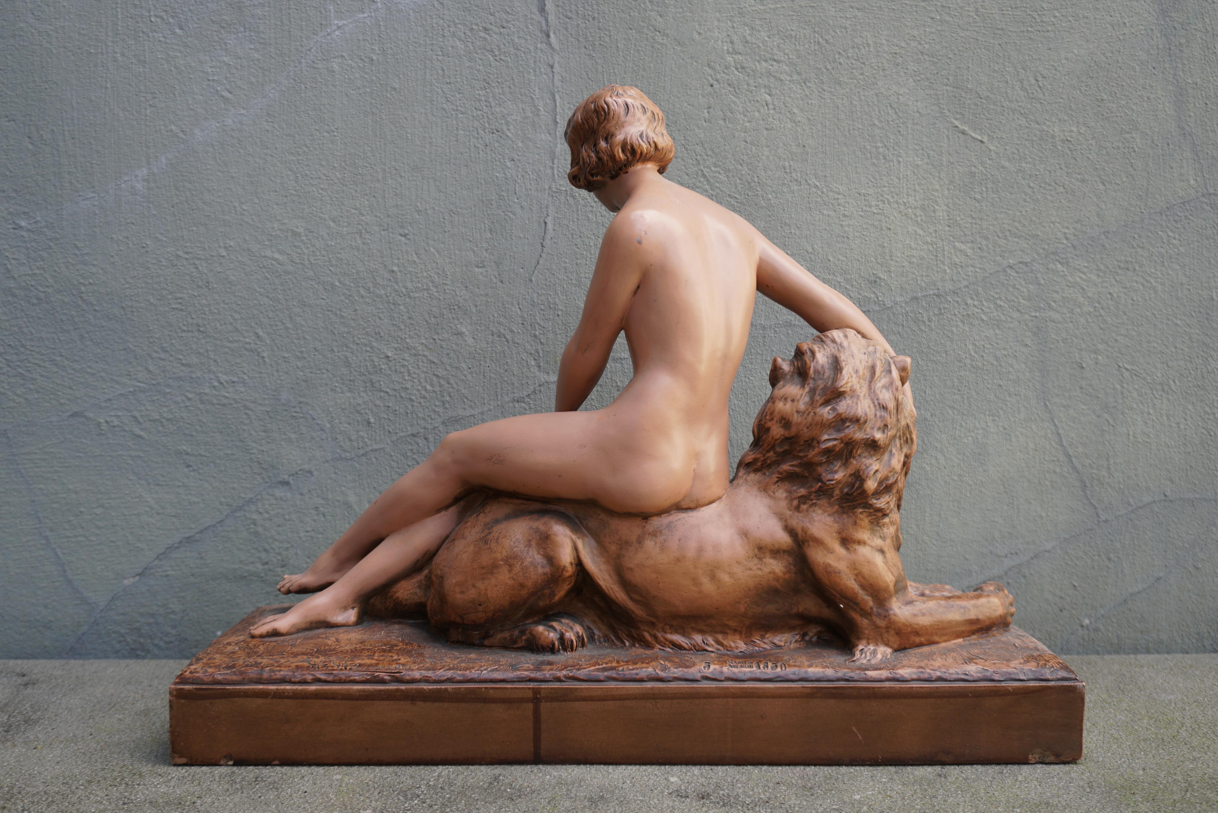 Sculpture of a Nude with Lion. Signed 'H.Heusers'. In Good Condition For Sale In Antwerp, BE