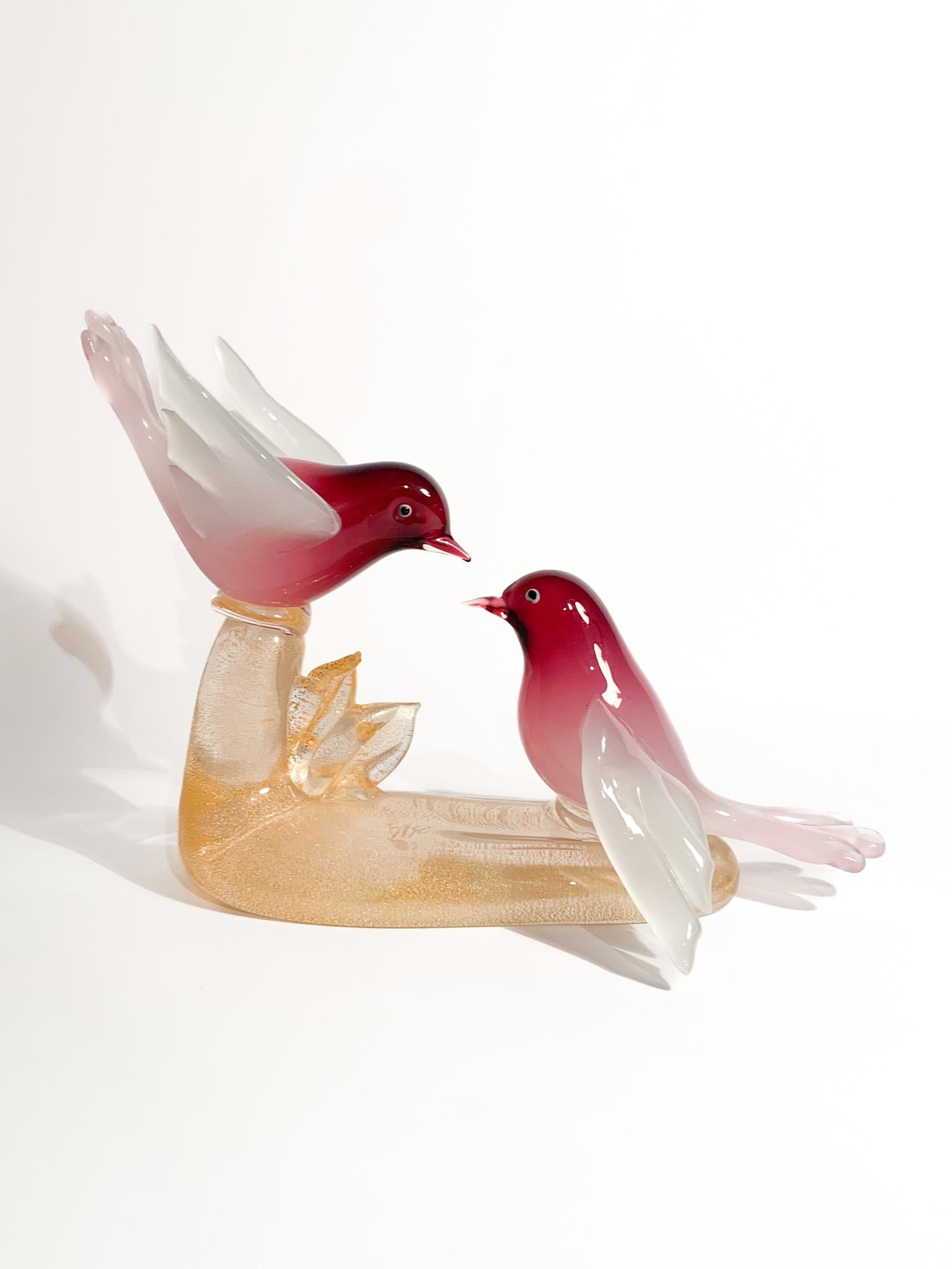 Sculpture d'un couple d'oiseaux en verre de Murano avec feuilles d'or, créée par ARS Cenedese dans les années 1960.

Ø 26 cm Ø 16 cm h 21 cm