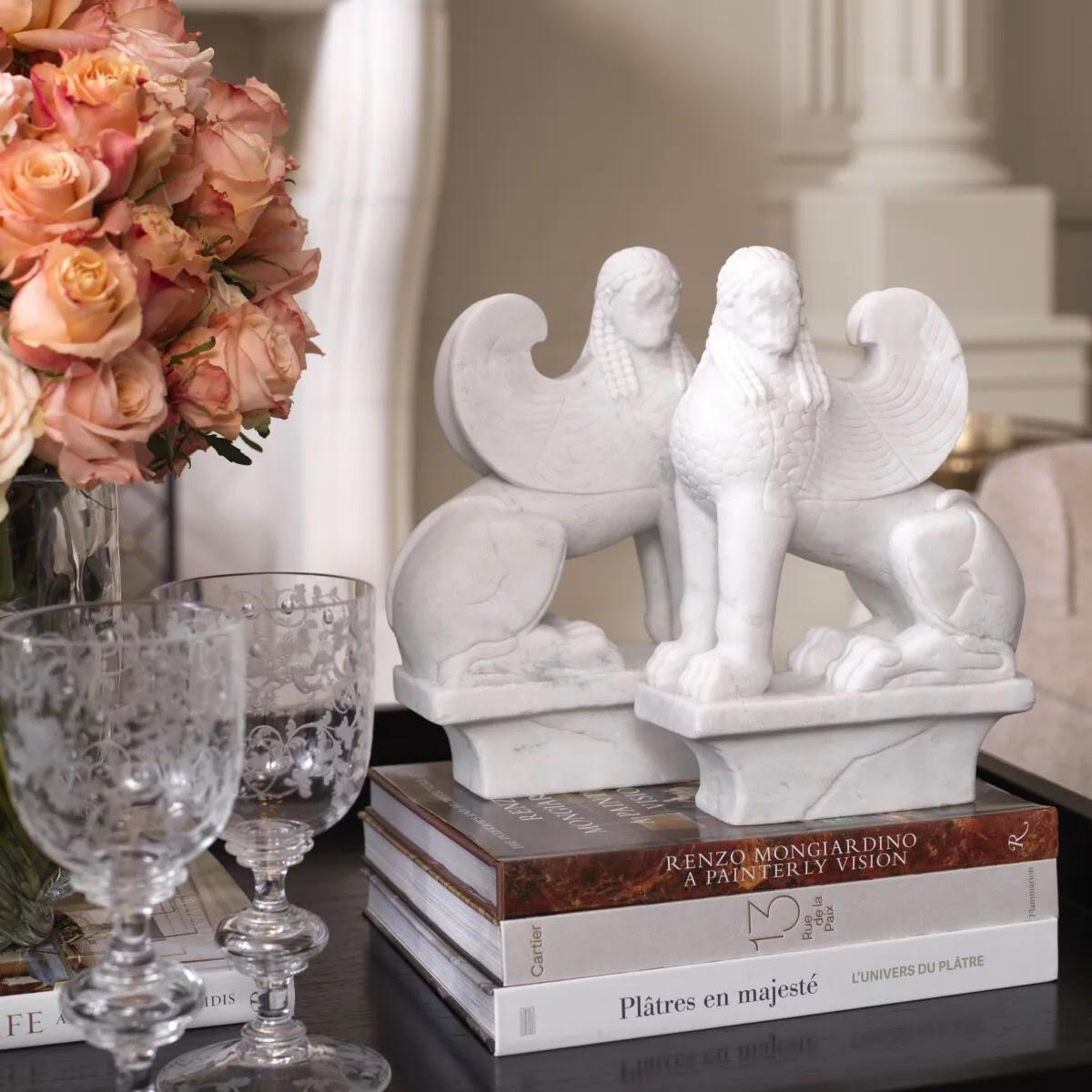 Sculpture d'une paire de sphinx en marbre blanc, œuvre contemporaine dans le goût de l'Égypte ancienne, XXIe siècle.

Sculpture d'un couple de sphinx en marbre blanc, œuvre contemporaine dans le goût de l'Égypte ancienne, Réalisée en marbre blanc