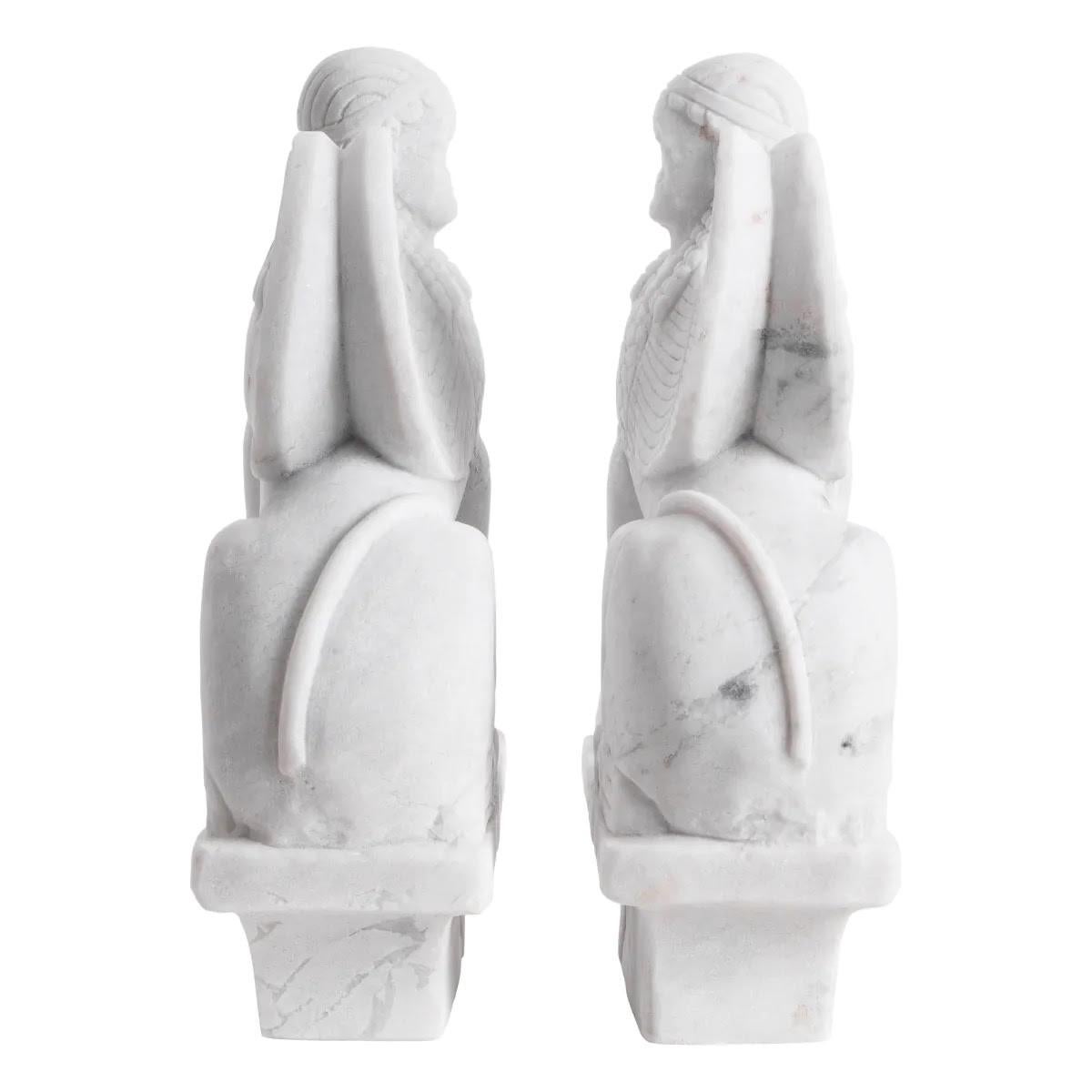 Français Sculpture d'une paire de sphinx en marbre blanc, dans le style de l'Égypte ancienne. en vente