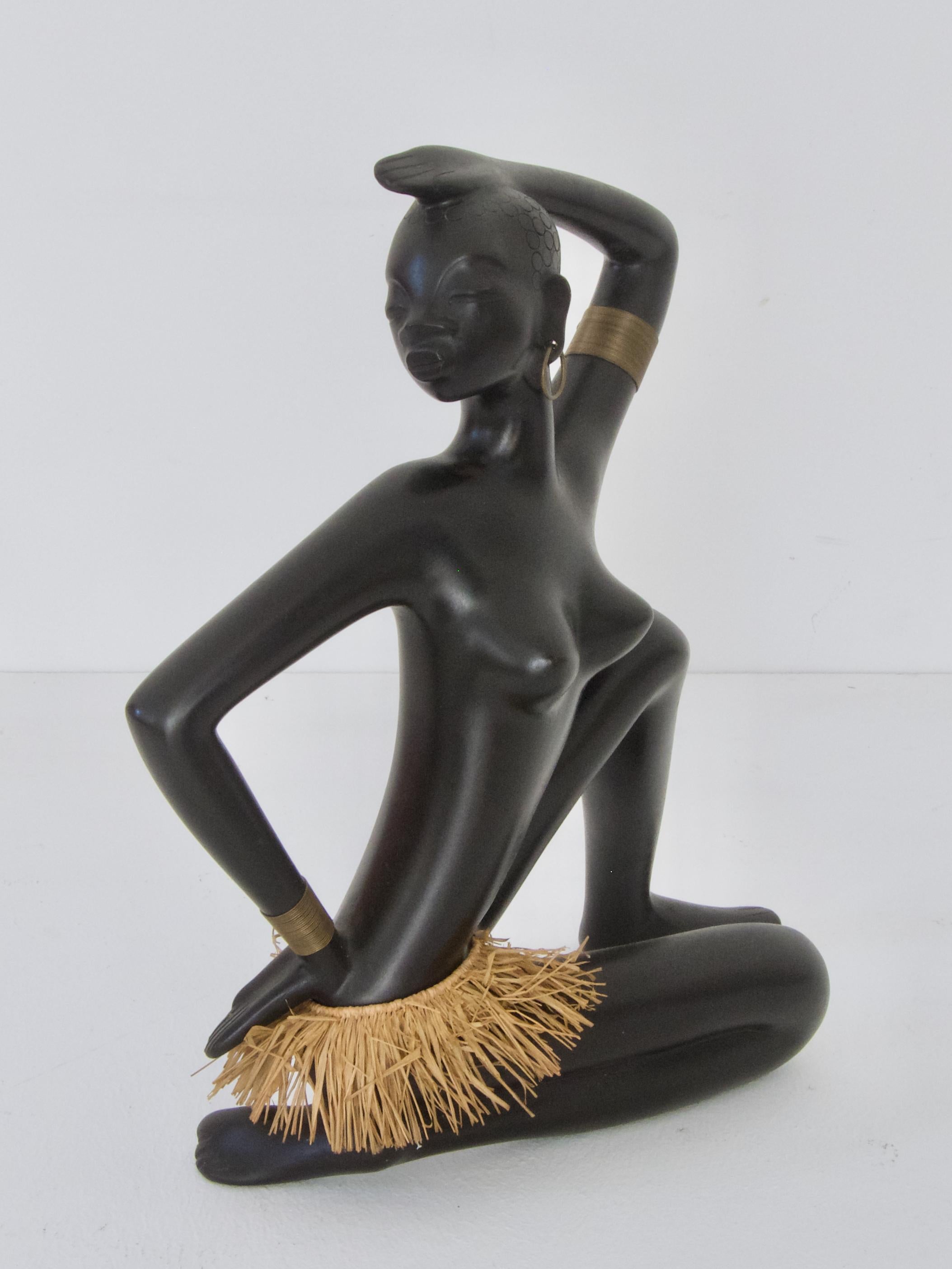 Skulptur einer afrikanischen Frau, die posiert, von Leopold Anzengruber (Österreichisch) im Angebot