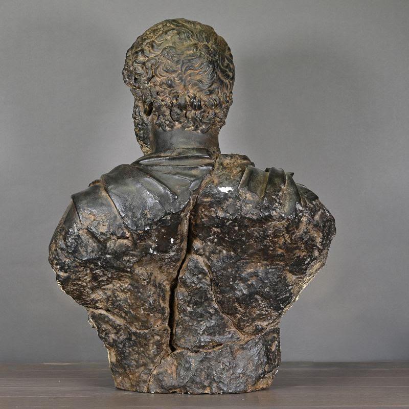 Escultura de un emperador romano en resina, muy bella pátina de bronce negro.

Escultura que representa un busto de Antonino el Piadoso. Este fragmento procede de una estatua original que data aproximadamente del año 150 d.C. y se conserva en la