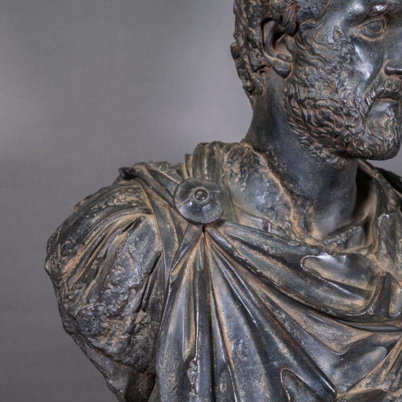 Escultura de un emperador romano en resina, muy bella pátina de bronce negro. Francés en venta