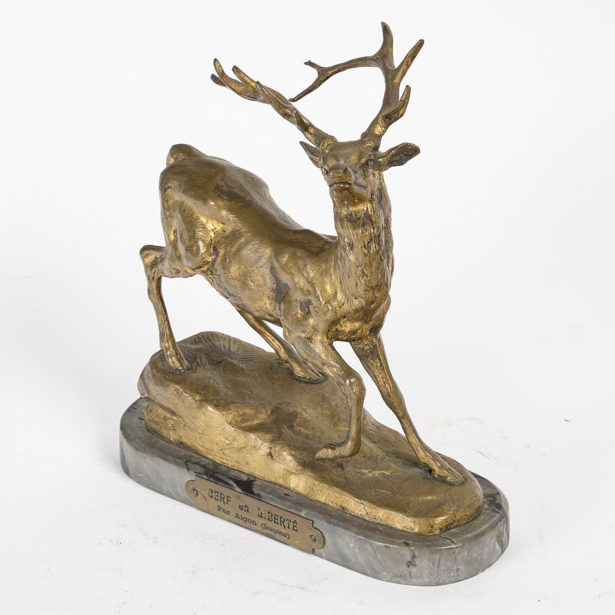 Sculpture d'un cerf en liberté par Aignon, Sculpteur, Napoléon III Période. Bon état - En vente à Saint-Ouen, FR