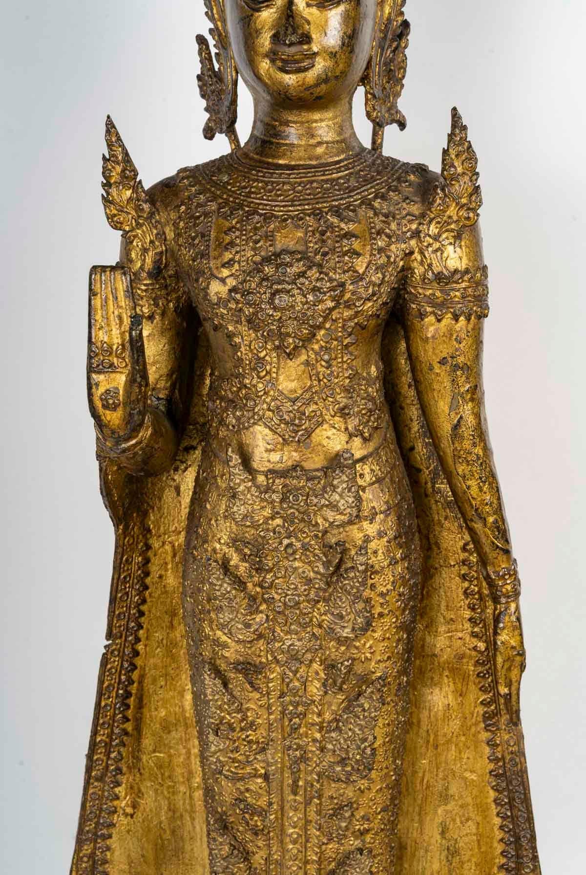 Chinoiseries Sculpture d'un Bouddha debout en bronze ciselé et doré, 18e siècle. en vente