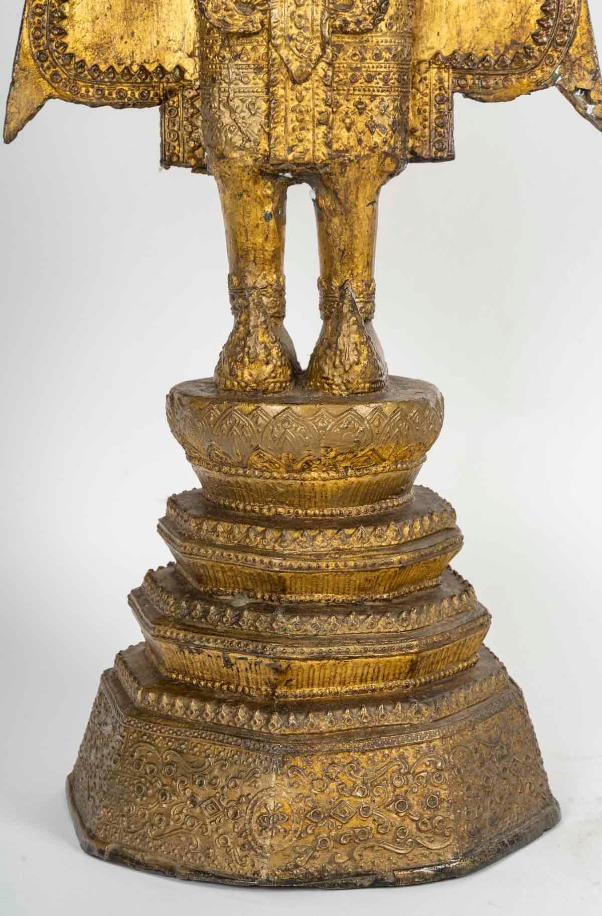 Doré Sculpture d'un Bouddha debout en bronze ciselé et doré, 18e siècle. en vente