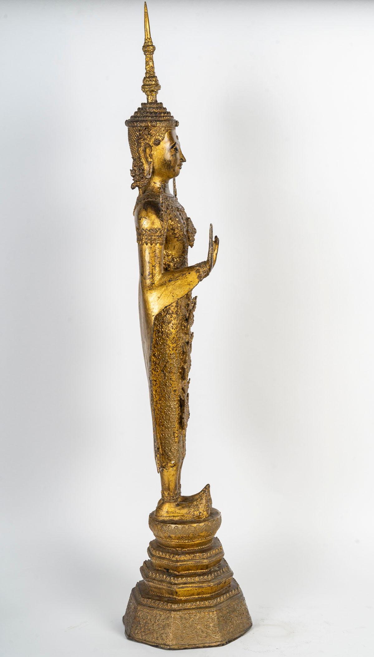 Sculpture d'un Bouddha debout en bronze ciselé et doré, 18e siècle. Bon état - En vente à Saint-Ouen, FR