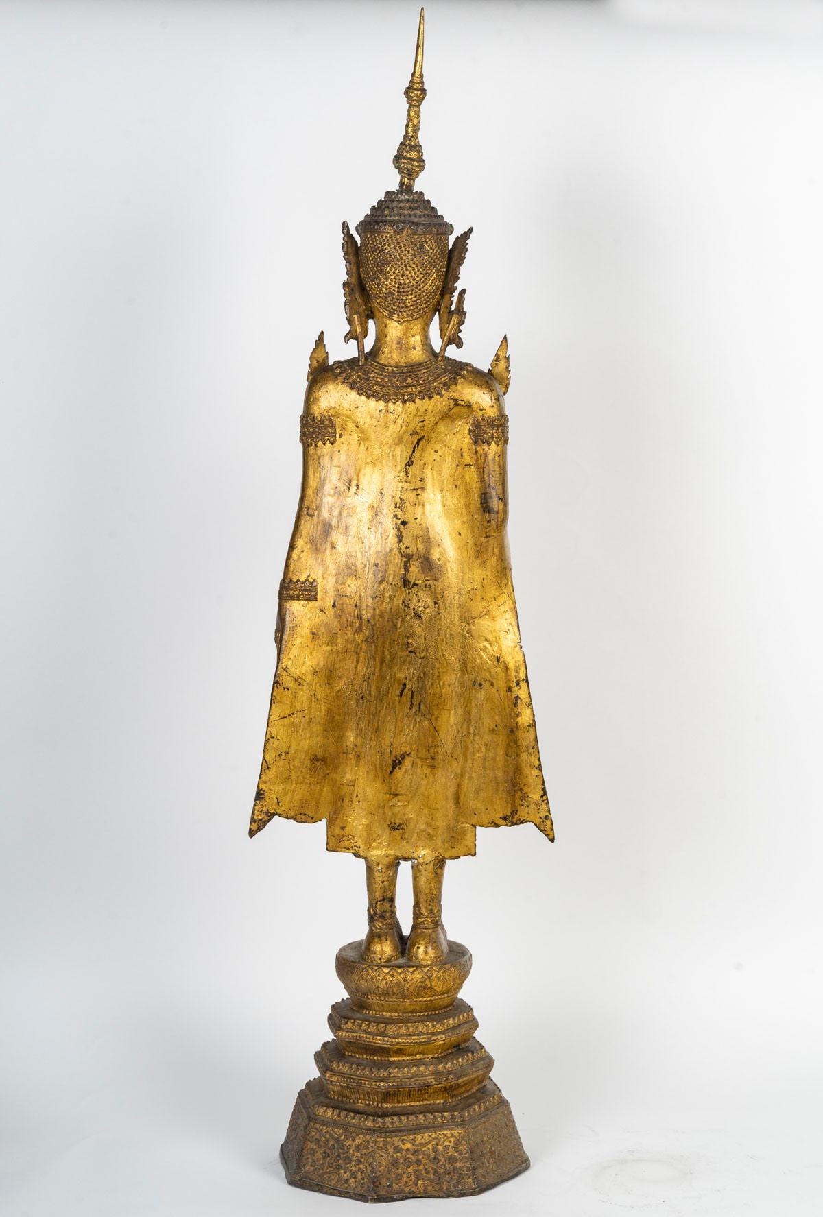 XVIIIe siècle et antérieur Sculpture d'un Bouddha debout en bronze ciselé et doré, 18e siècle. en vente