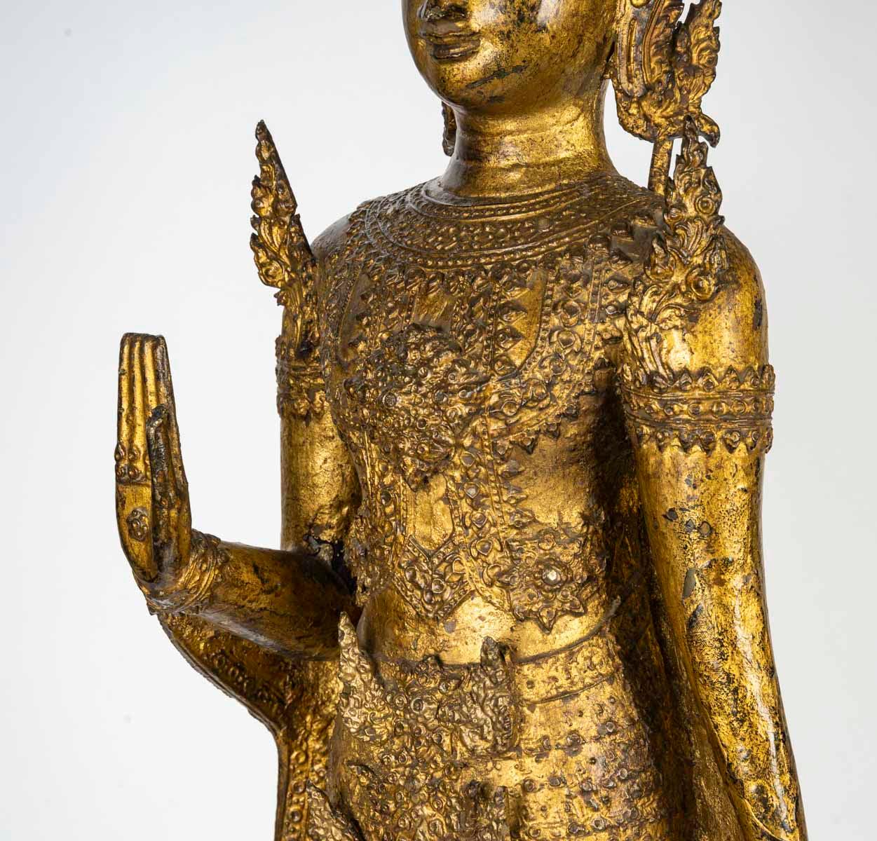 Bronze Sculpture d'un Bouddha debout en bronze ciselé et doré, 18e siècle. en vente