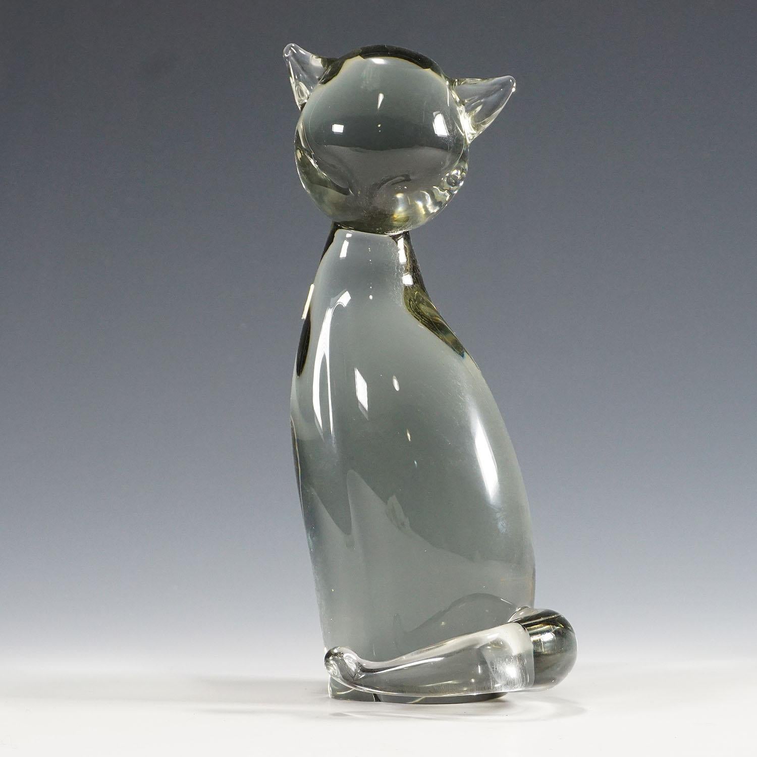 Sculpture d'un chat stylisé Design/One ca. 1970

Une jolie sculpture d'un chat stylisé en verre gris fumée. Fabriqué à la main dans la manufacture de verre Gral, en Allemagne. Il a été conçu par Livio Seguso vers 1970. Le corps porte l'étiquette