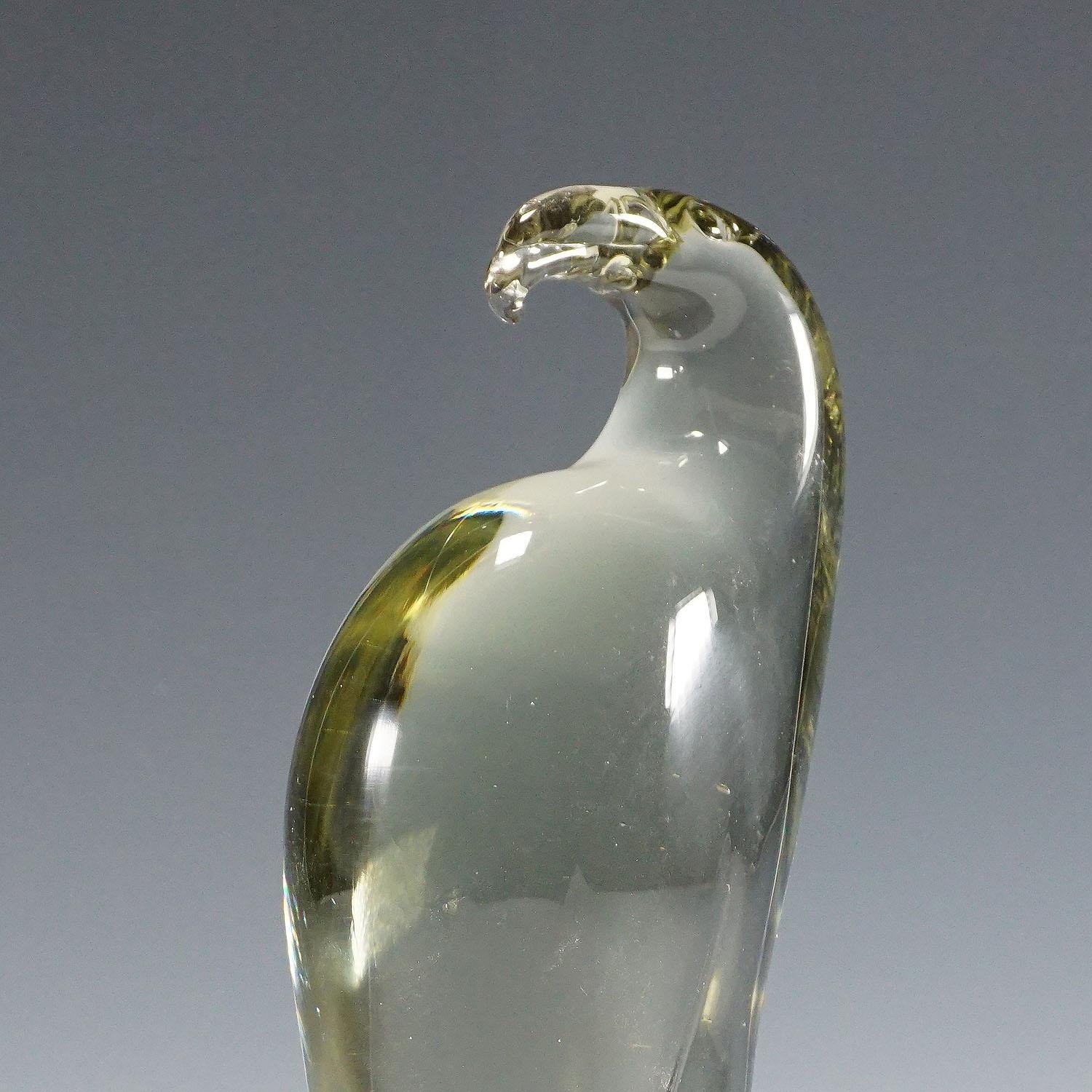 Sculpture d'un aigle stylisé en verre gris fumée. Fabriqué à la main dans la manufacture de verre Gral, en Allemagne. Conçu par Livio Seguso, vers 1970. Base avec signature incisée de l'artiste (LS).

Livio Seguso (* 1930) est issu d'une famille de
