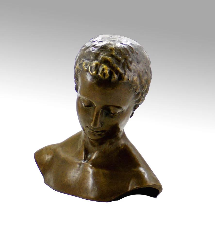 Sculpture of a tilted face in patinated bronze, Contemporary art, 21st century.

Sculpture of a tilted face in patinated bronze, contemporary art, 21st century.
h: 42cm, w: 40cm, d: 23cm
Weight : 7,5 kg
