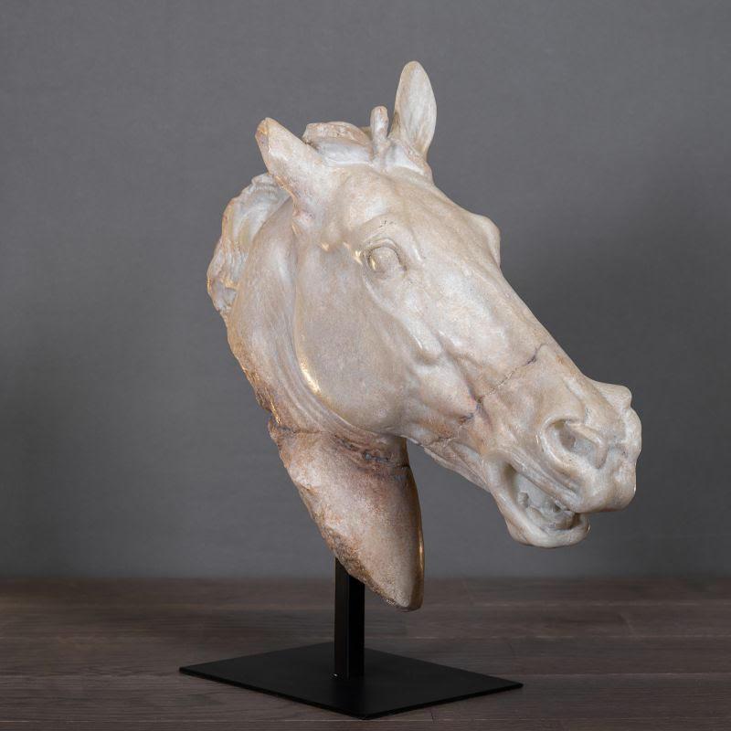 Moderno Scultura di una testa di cavallo bianca, di grandi dimensioni. in vendita