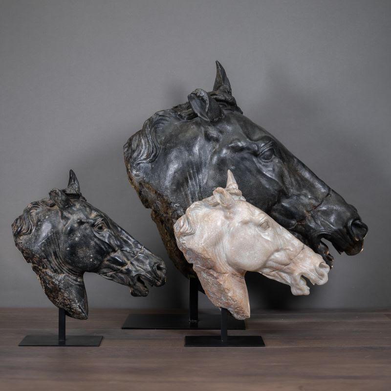 XXI secolo e contemporaneo Scultura di una testa di cavallo bianca, di grandi dimensioni. in vendita